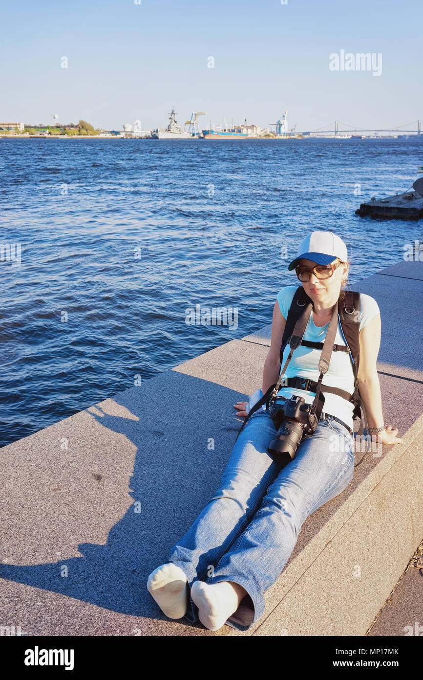 Ragazza giovane con la fotocamera digitale udienza presso l'argine del fiume Delaware a Philadelphia, Pennsylvania, USA. Foto Stock