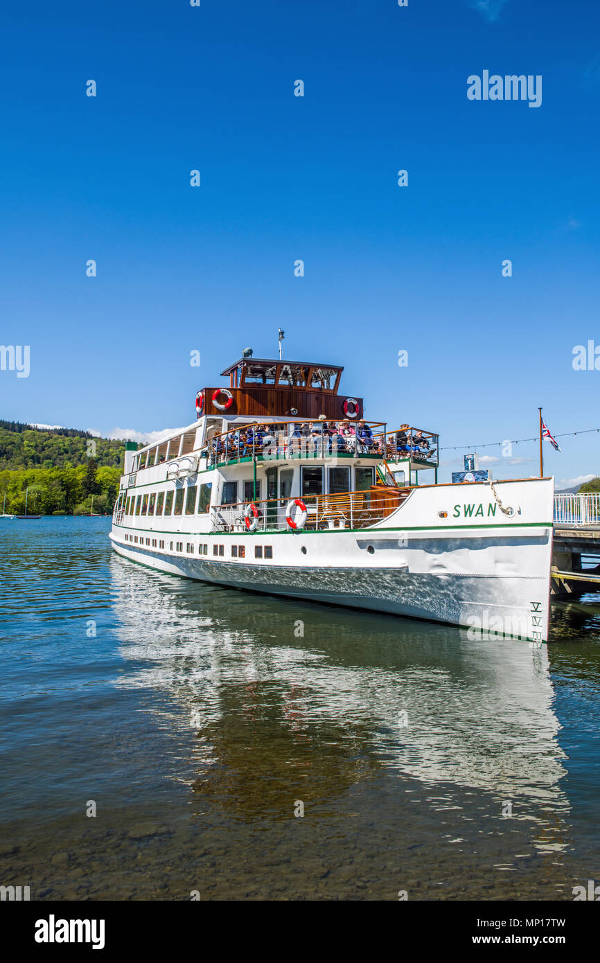 Il cigno, imbarcazioni da diporto, ormeggiata fino a Bowness on Windermere nel Parco Nazionale del Distretto dei Laghi, Cumbria Foto Stock