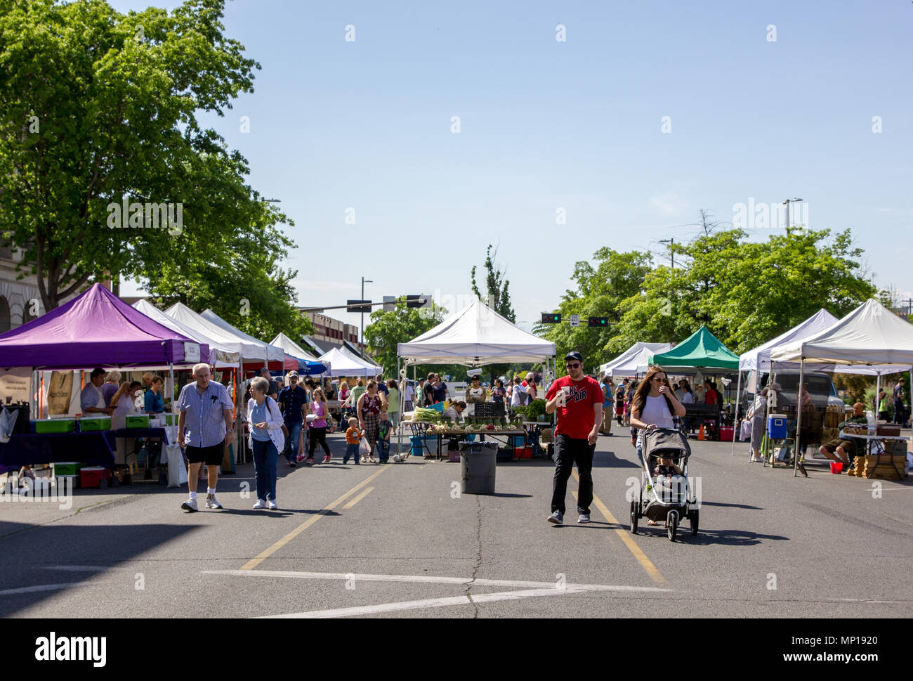 Di Yakima, Washington / STATI UNITI D'America - 21 Maggio 2018: gente da tutta la comunità di Yakima raccogliere su di una splendida giornata presso il centro di mercato agricolo. Foto Stock
