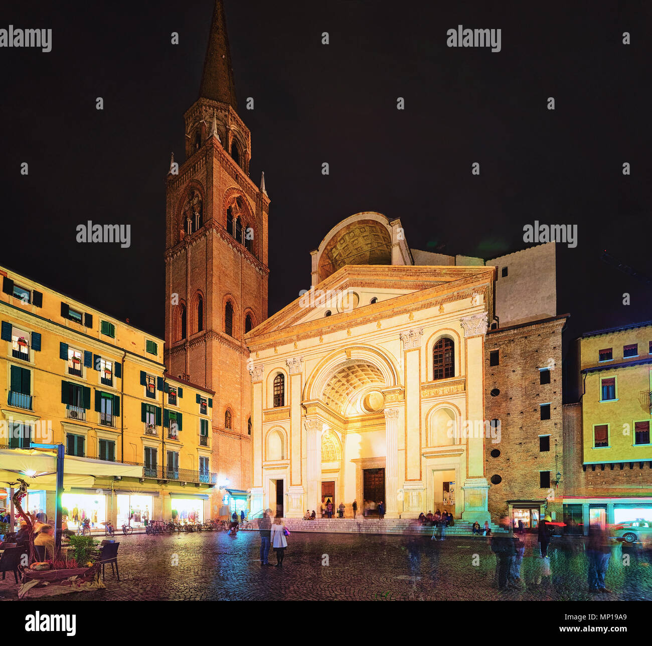 Chiesa di Sant Andrea in piazza Mantegna nella vecchia città di Mantova, Lombardia, Italia. Illuminata di notte Foto Stock