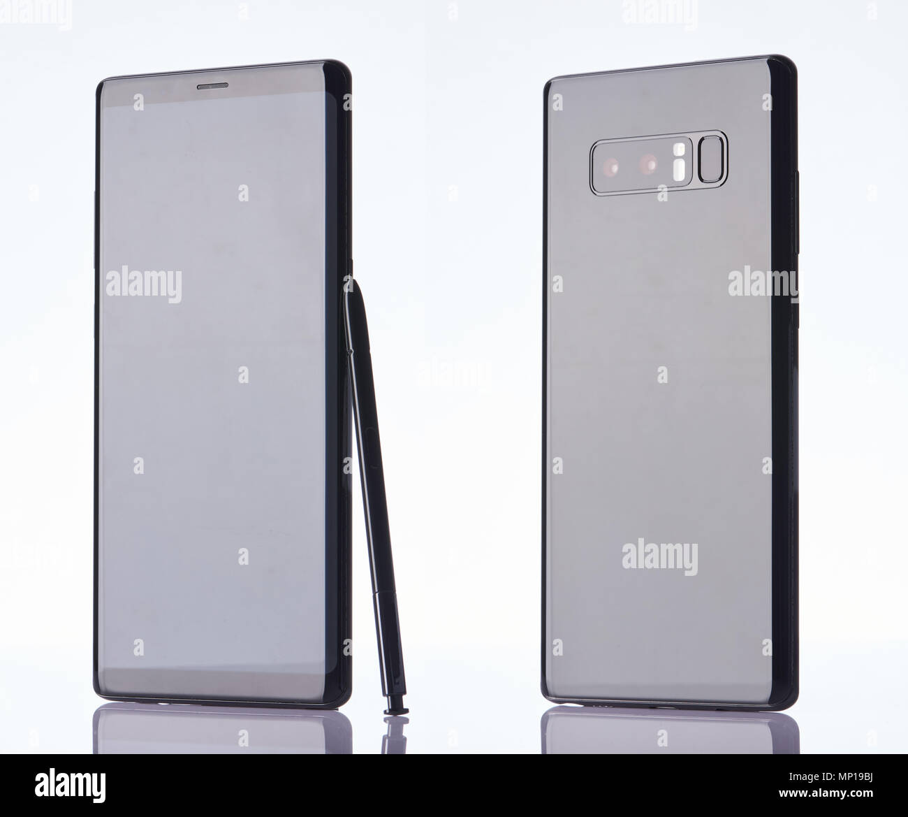 Moderno nero smartphone con stilo indietro e vista frontale isolato su sfondo bianco Foto Stock