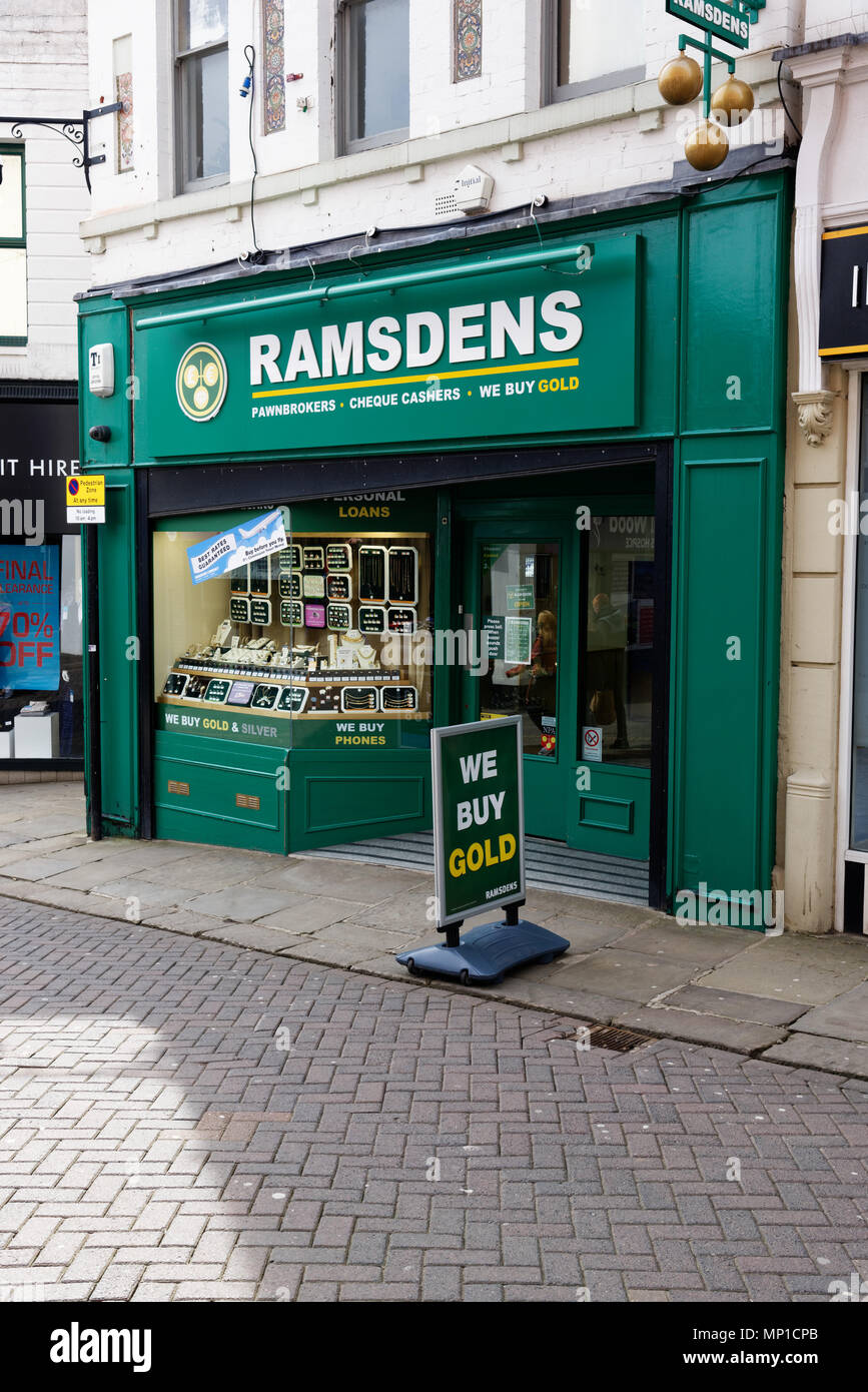 Un ramo di Ramsdens pawnbrokers in Chesterfield, Derbyshire, in Inghilterra con un cartello che diceva che abbiamo comprare oro al di fuori Foto Stock