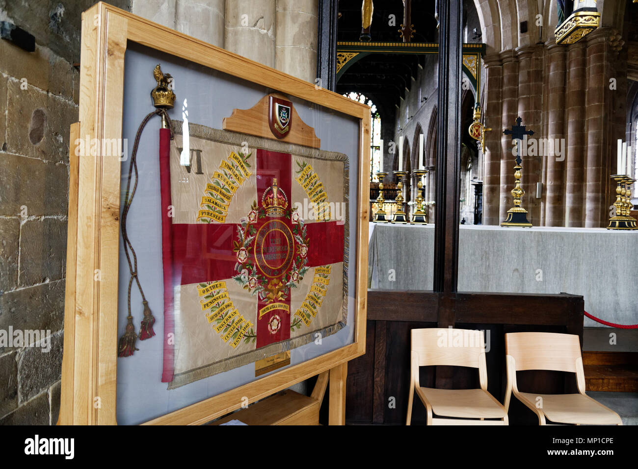 I colori del 6° Battaglione Sherwood guardaboschi reggimento in Chesterfield chiesa parrocchiale mostra del XIX secolo di battaglie come Sebastopol, Abissinia Foto Stock