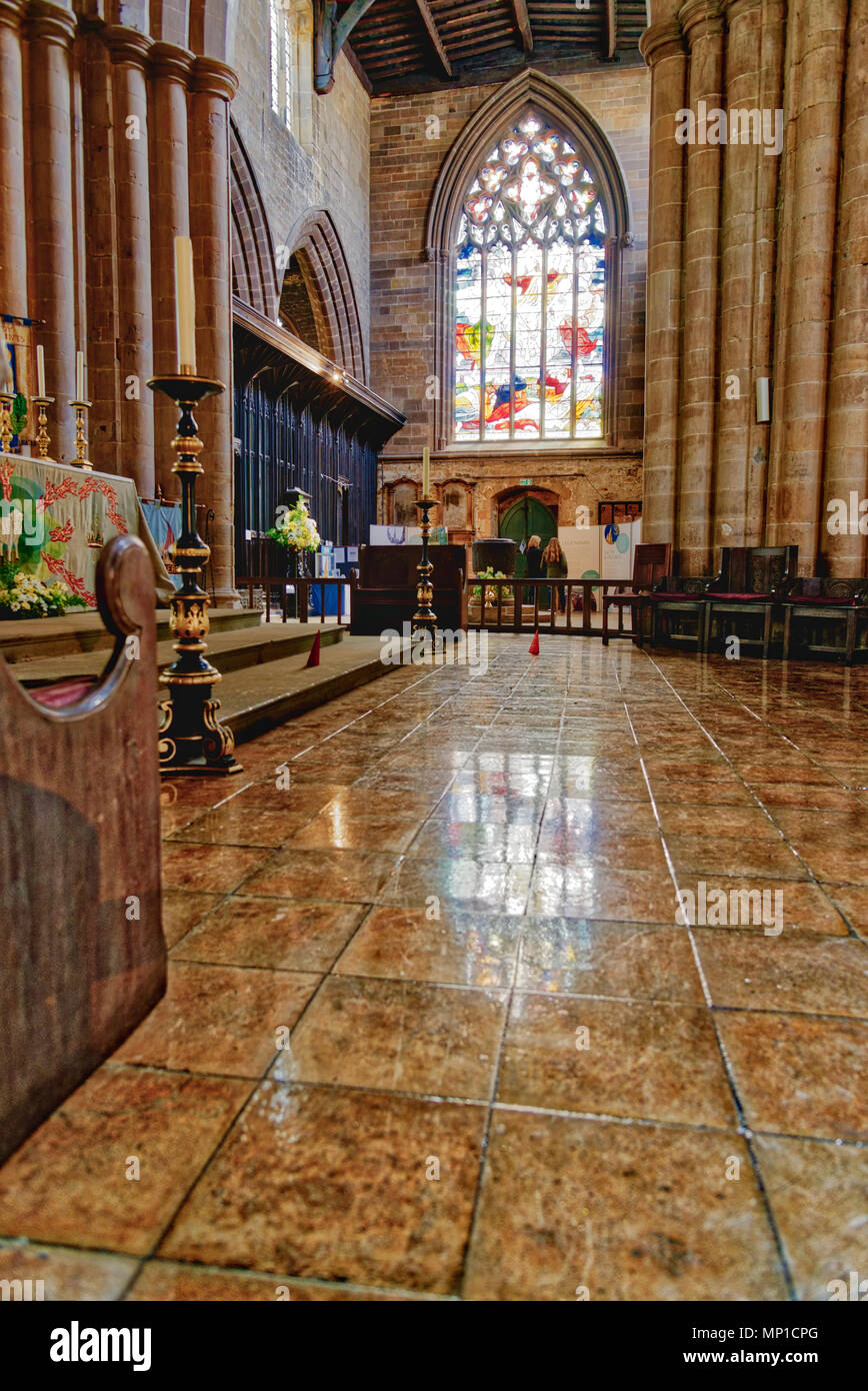 All'interno di Santa Maria la Chiesa Parrocchiale, Chesterfield, Derbyshire - questa è la chiesa famosa per la sua guglia ritorto Foto Stock