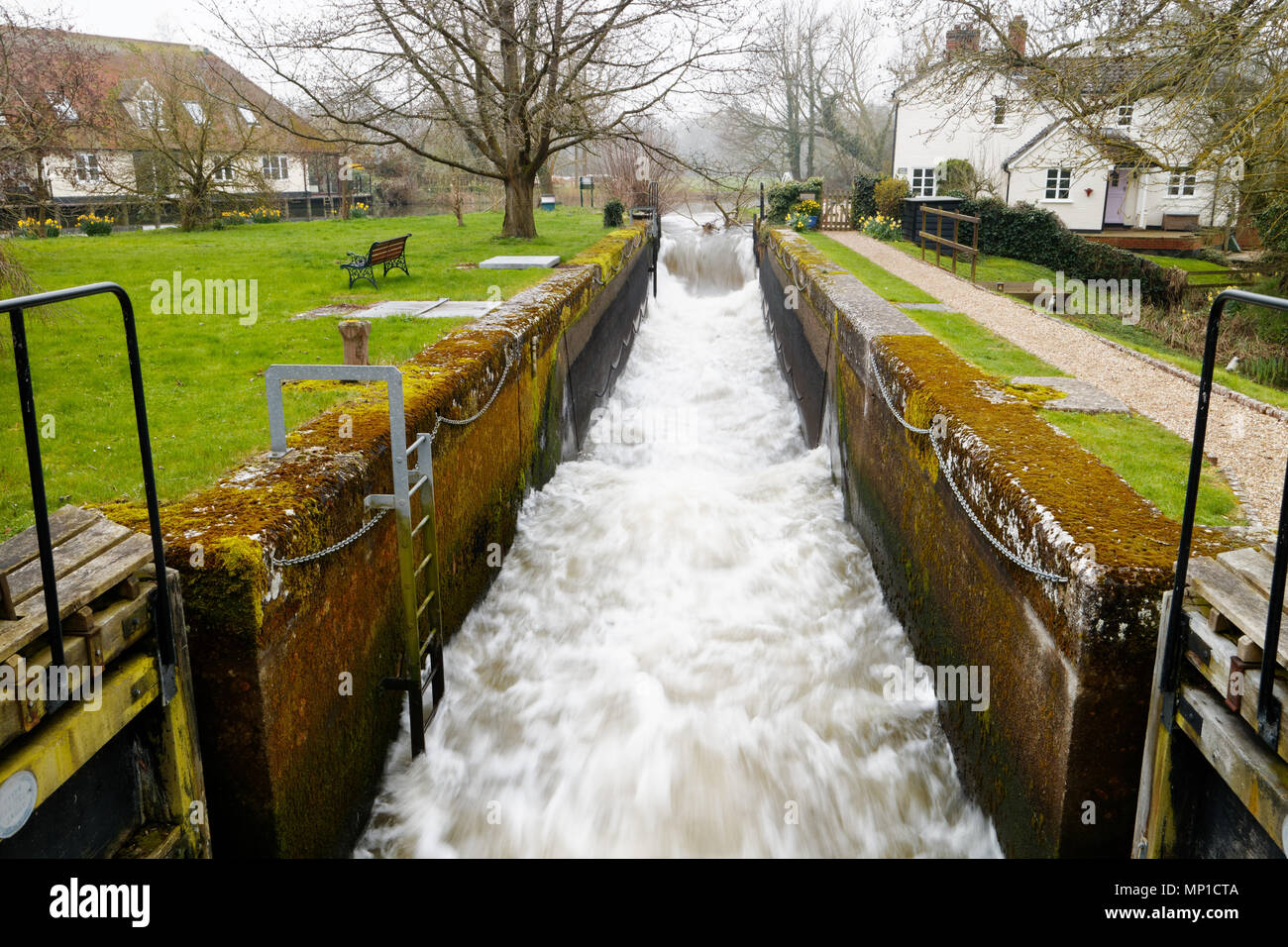 Le acque di esondazione racing attraverso il mulino gara a Dedham Mill, vicino Flatford, Essex Foto Stock