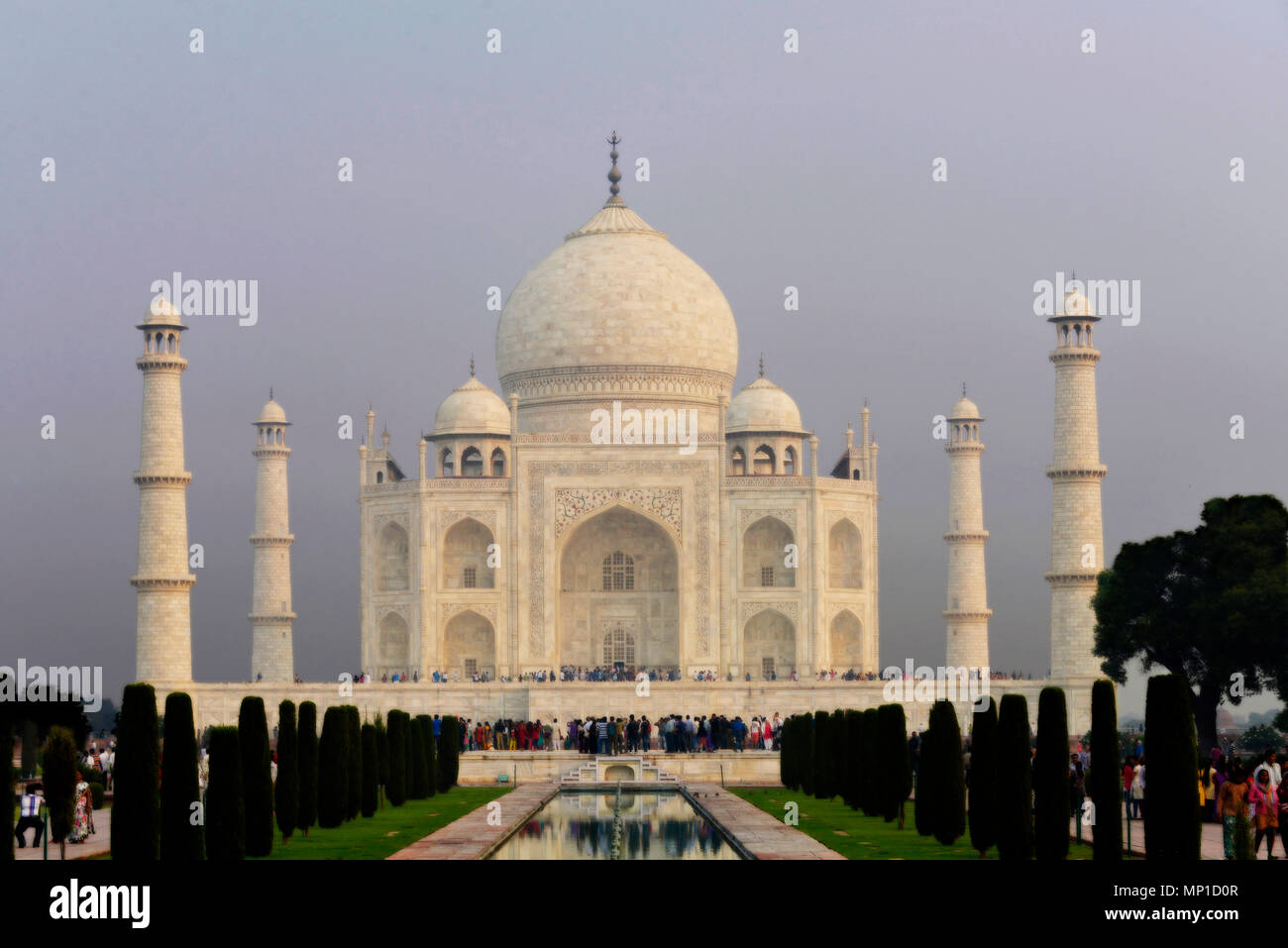 Taj Mahal, vista globale con un ampio canale di acqua e fontane in marmo sull'asse nord-sud (reso in PS), Āgra, Uttar Pradesh, India Foto Stock