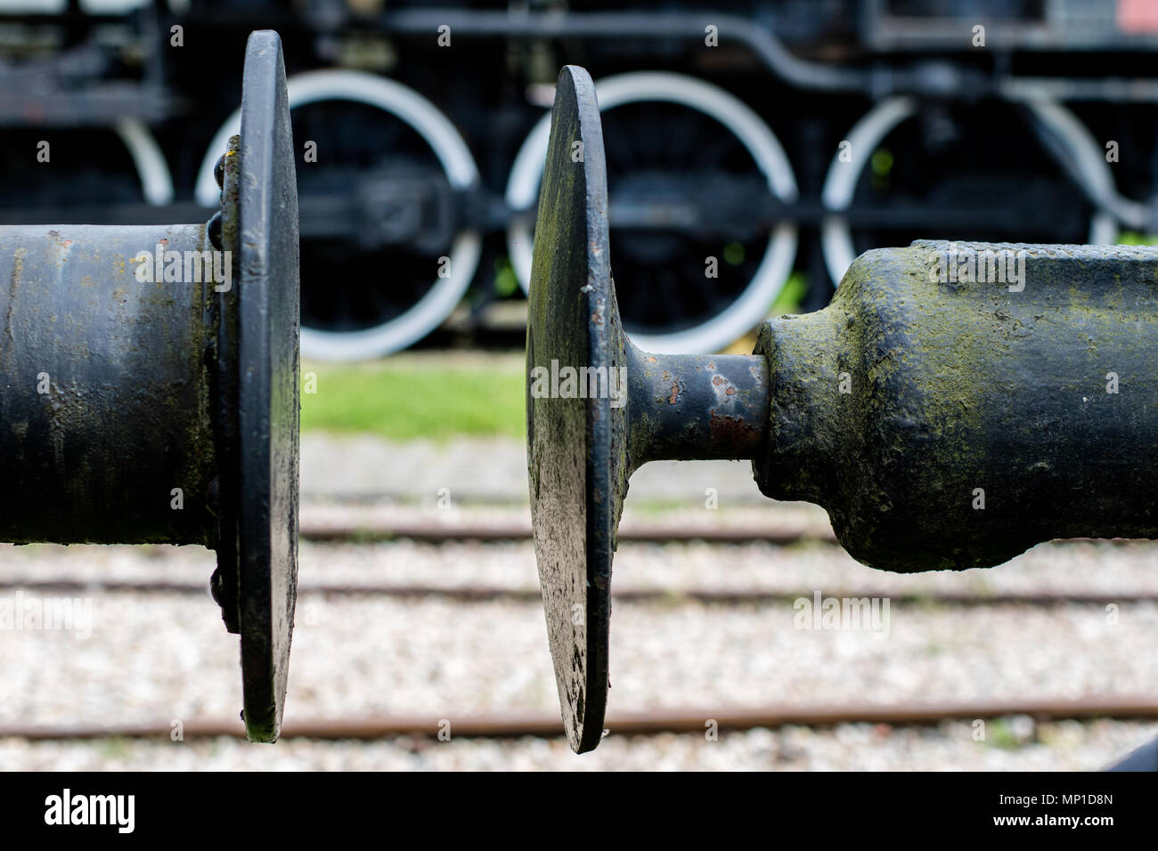 Vecchio gancio utilizzato per le ferrovie. Gancio di traino di un treno o di un carro. Stagione della primavera. Foto Stock