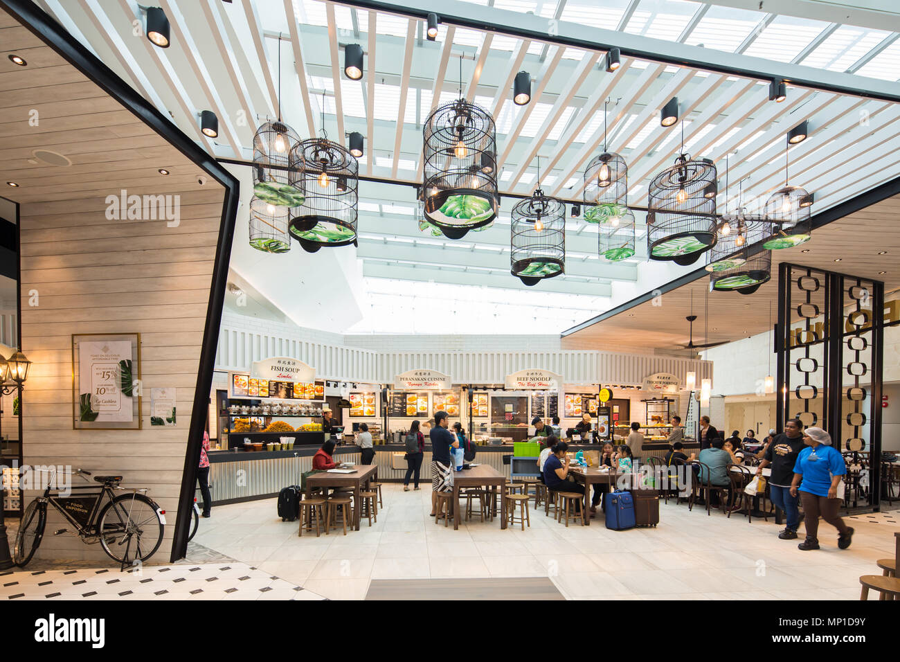 Design degli interni del Food Emporium o comunemente noto come food Court o area pranzo al terminal 4 dell'aeroporto Changi di Singapore. Foto Stock
