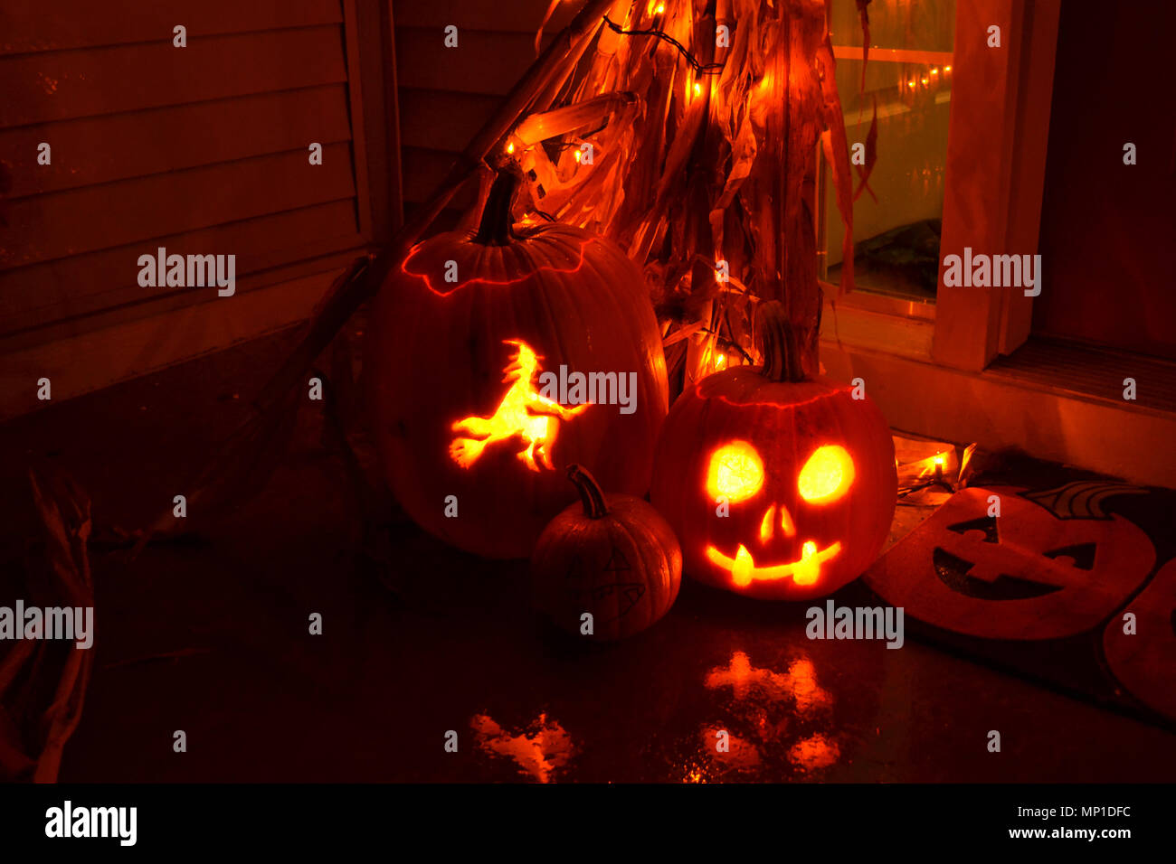 Portico decorato con zucche di Halloween Foto Stock