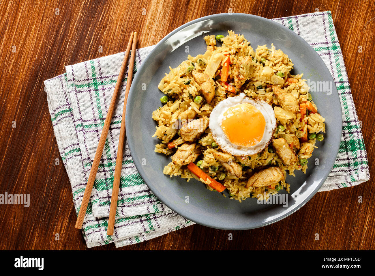 Riso fritto il Nasi goreng con uovo di pollo e le verdure su una piastra. Cucina Indonesiana. Vista superiore Foto Stock