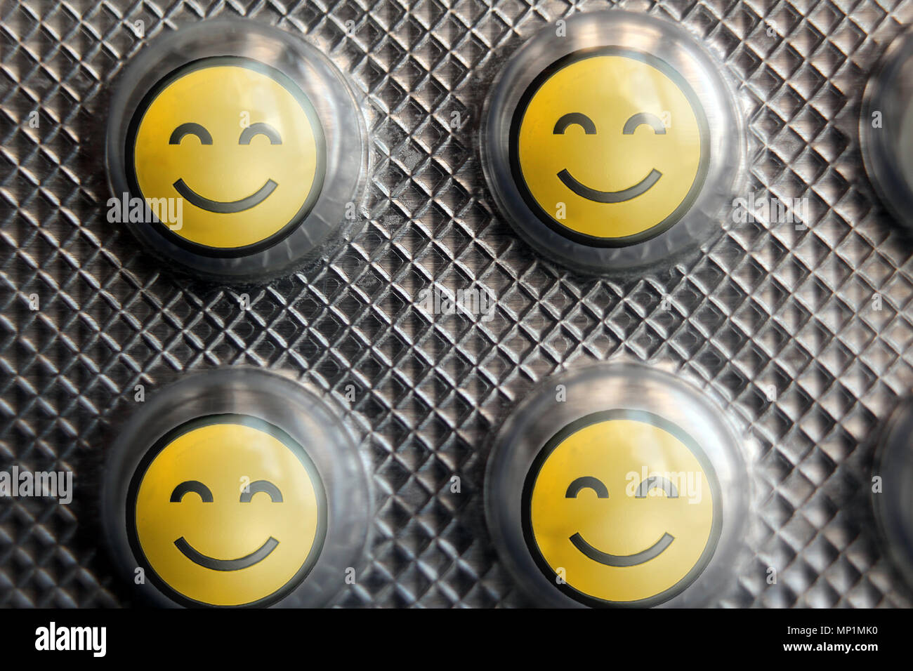 Pillola sul blister con pillole con logo smiley, primo piano Foto Stock