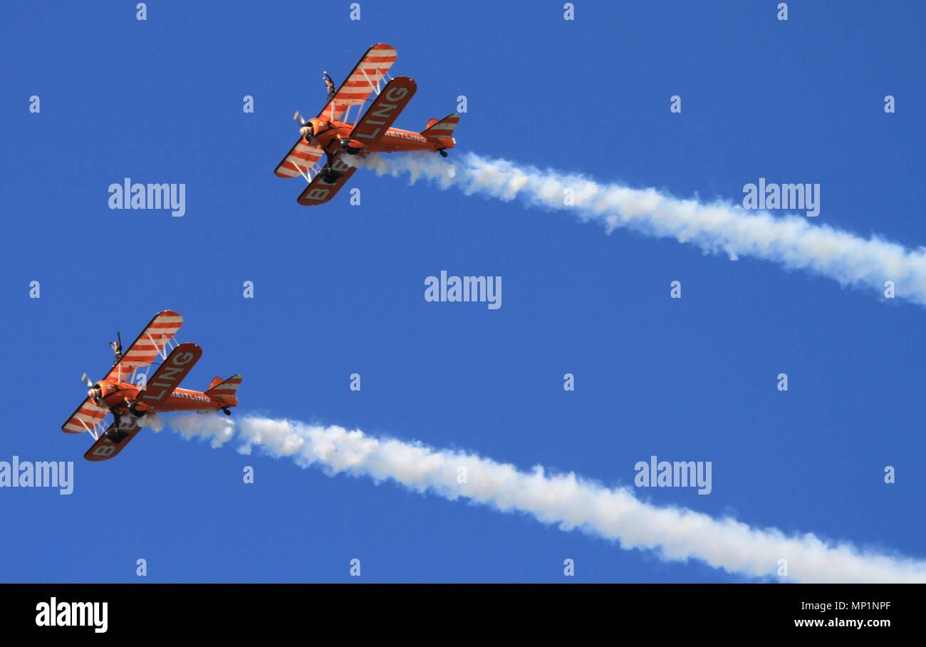 Rhyl, Regno Unito, Breitling wingwalkers eseguire aerobatic display in rhyl airshow di credito, Ian Fairbrother/Alamy Foto Stock