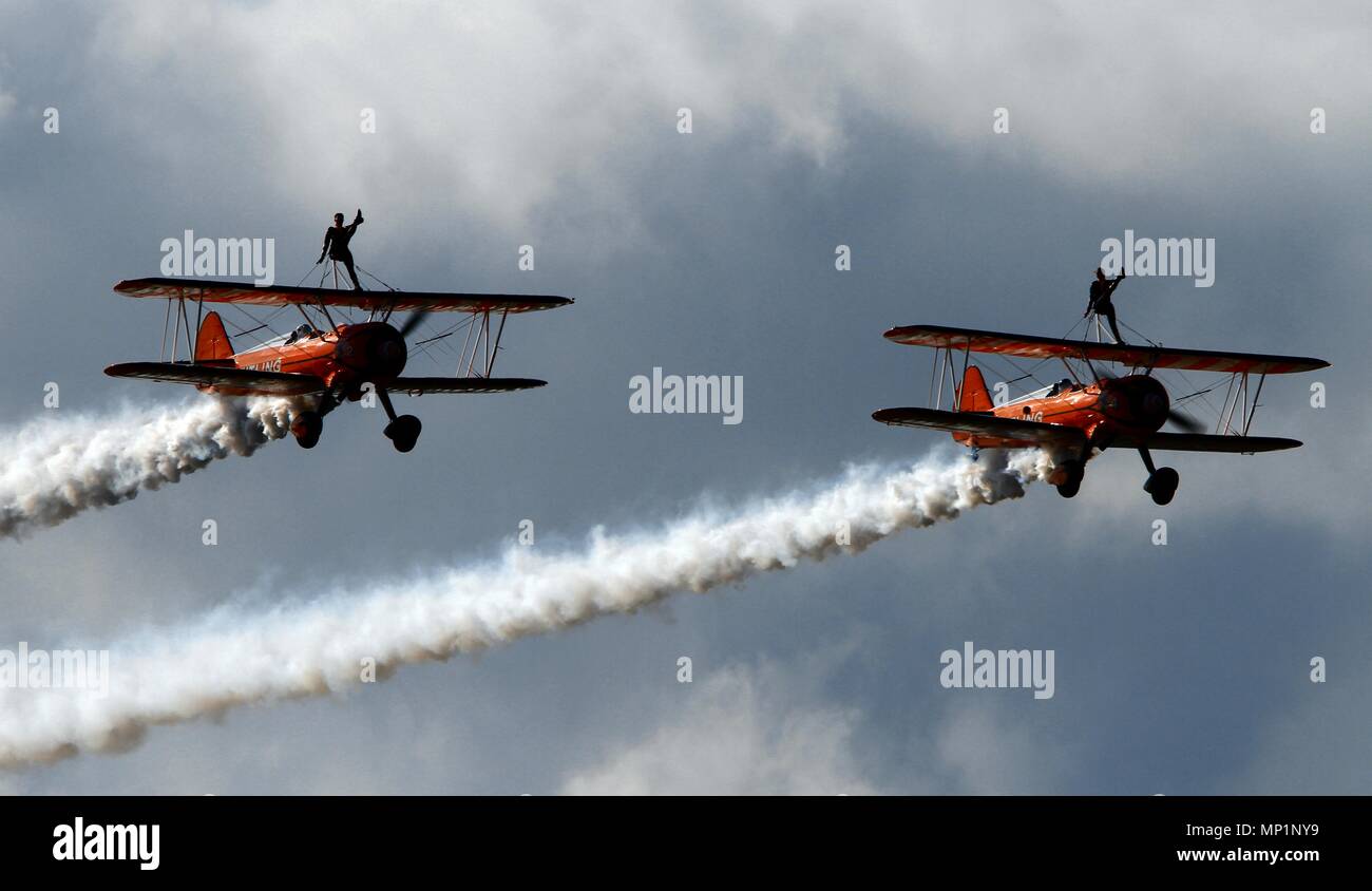 Rhyl, Regno Unito, Breitling wingwalkers eseguire aerobatic display in rhyl airshow di credito, Ian Fairbrother/Alamy Foto Stock