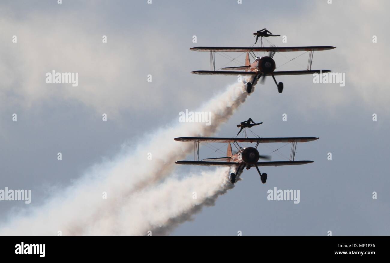 Rhyl, Regno Unito, Breitling wingwalkers eseguire aerobatic display in rhyl airshow di credito, Ian Fairbrother/Alamy Foto Stock
