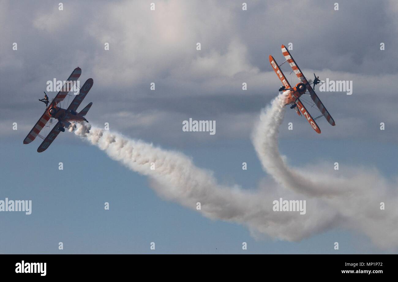 Rhyl, Regno Unito, Breitling wingwalkers eseguire aerobatic display in rhyl airshow di credito, Ian Fairbrother/Alamy Foto Stock