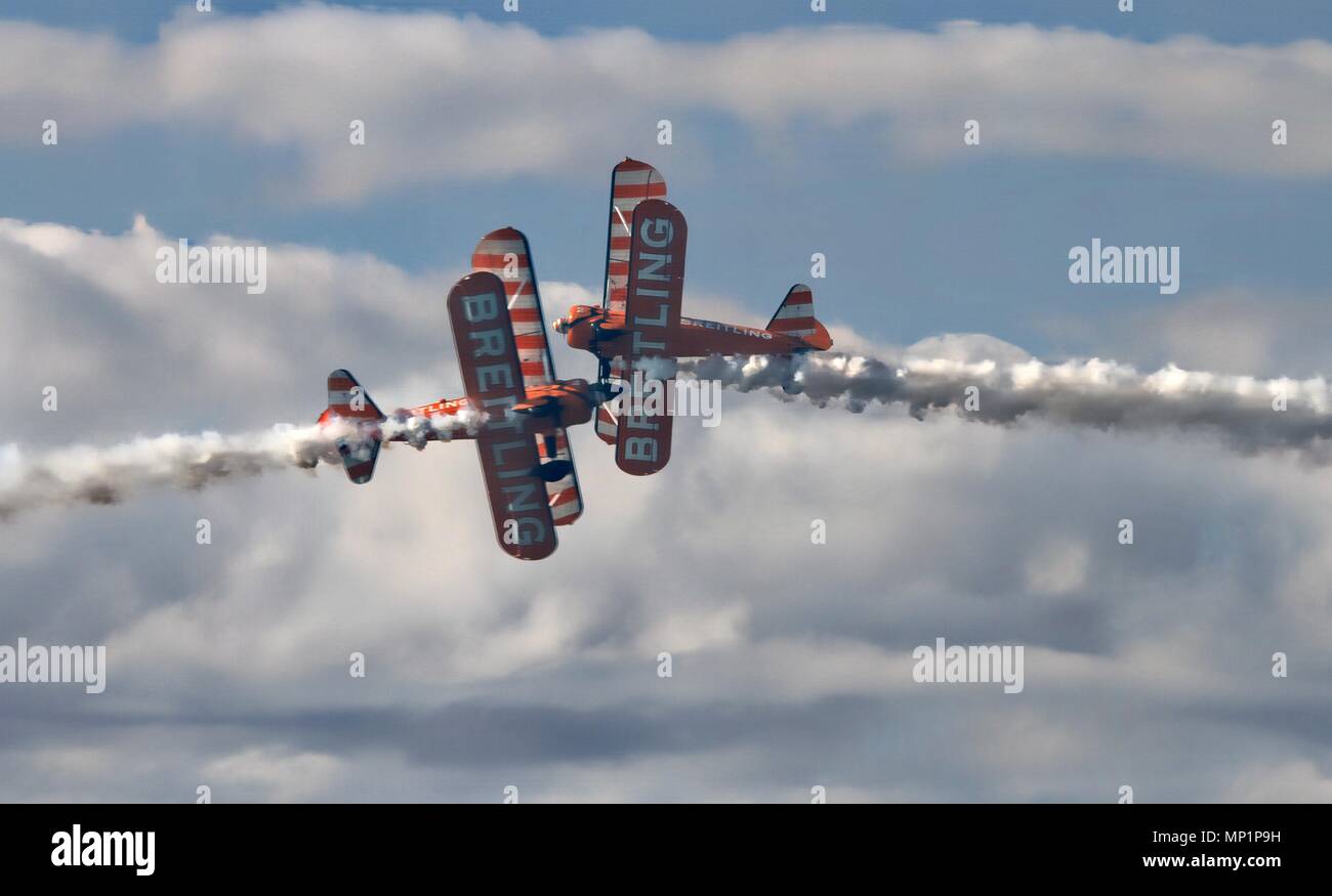 Rhyl, Regno Unito, Breitling wingwalkers eseguire aerobatic display in rhyl airshow di credito, Ian Fairbrother/Alamy Foto Stock