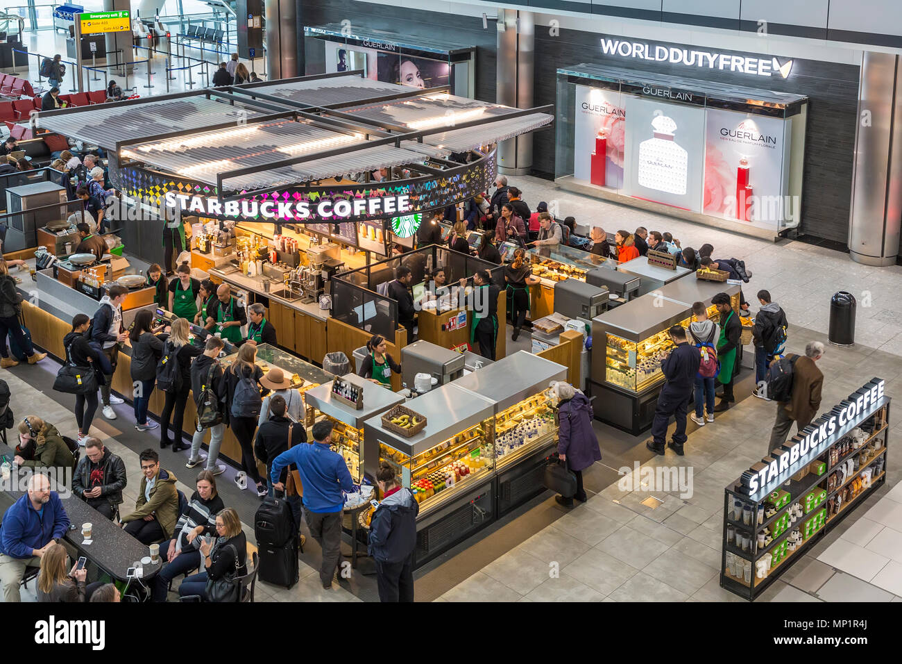 Starbucks Coffee e duty free firmare all'aeroporto di Heathrow di Londra, Regno Unito Foto Stock