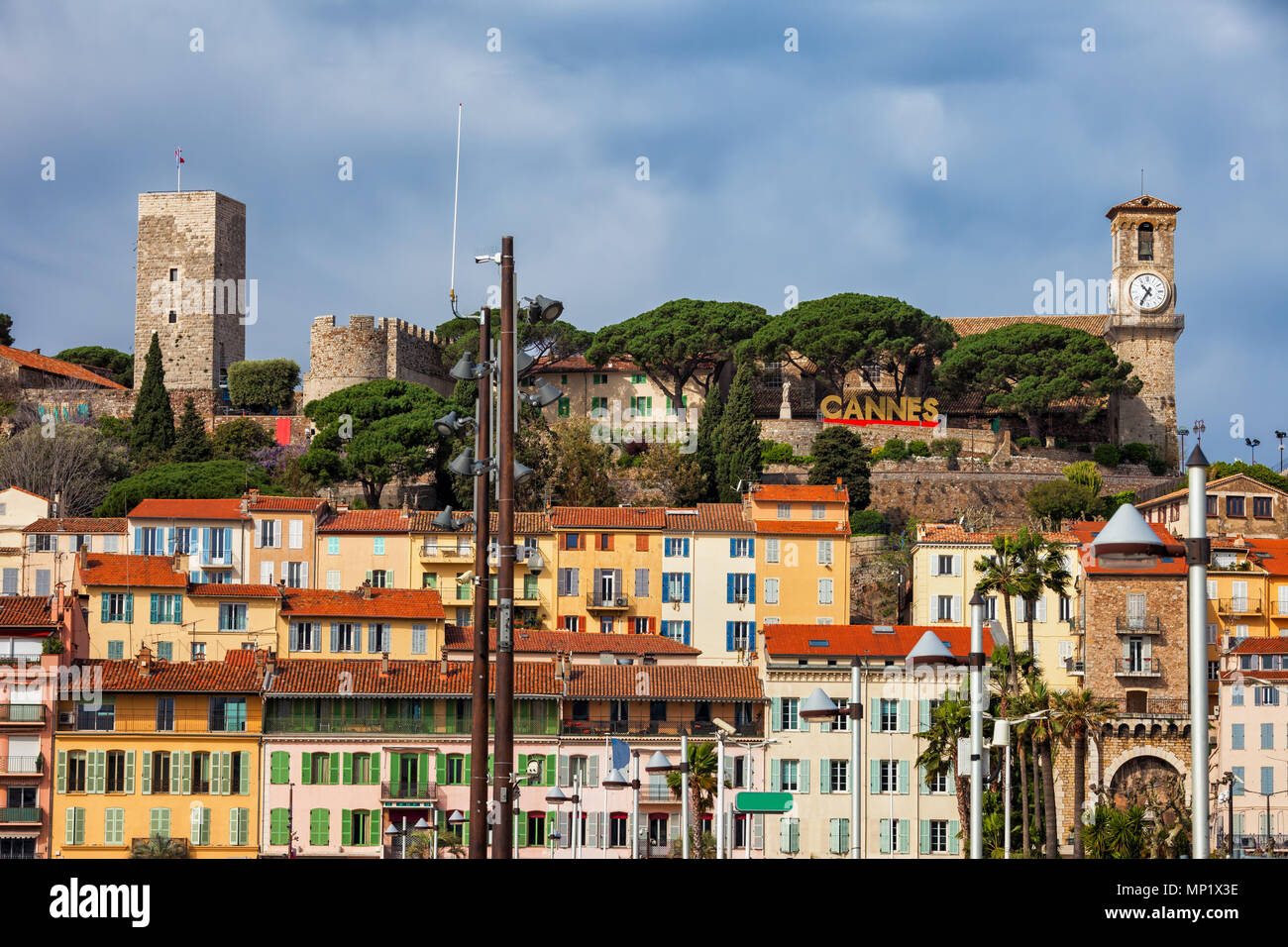 Cannes skyline della città, case nella città vecchia - Le Suquet, Costa Azzurra, Francia Foto Stock