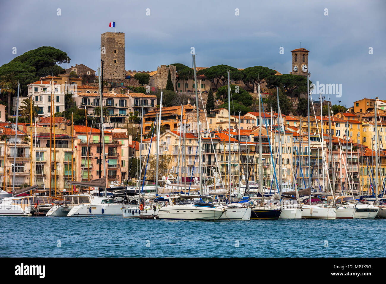 Cannes skyline della città sulla Costa Azzurra in Francia, vista dal Vieux Port per Le Suquet - la Città Vecchia Foto Stock