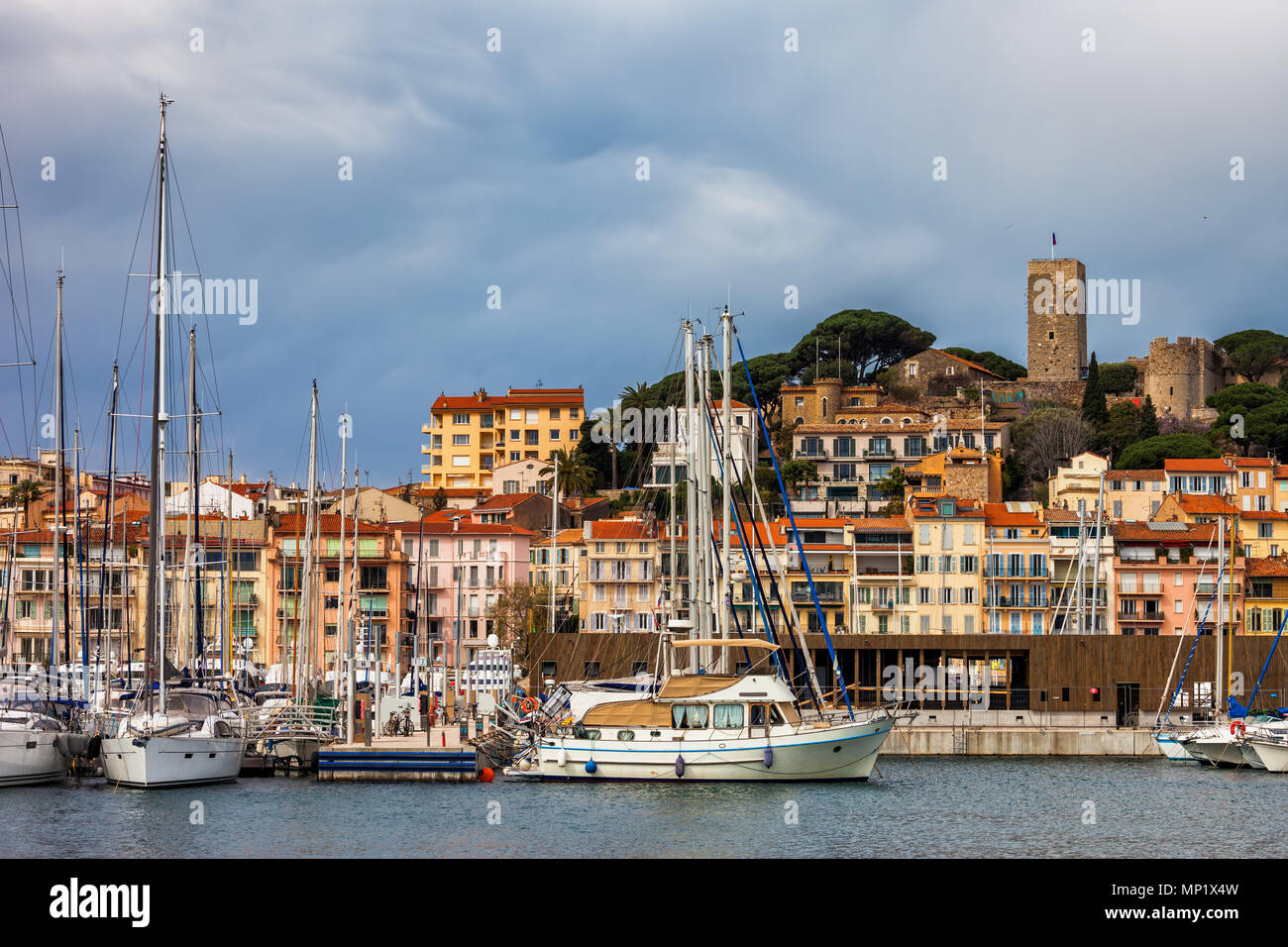 Francia, Cannes, Riviera Francese, vista città dal Vieux Port per Le Suquet - la Città Vecchia Foto Stock