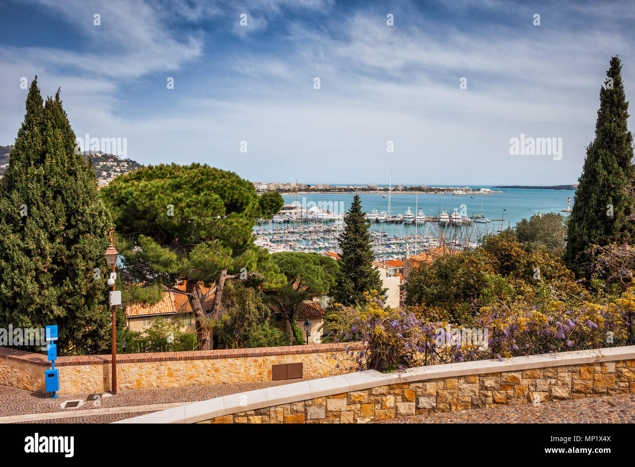 Città di Cannes sulla Costa Azzurra in Francia, le Suquet vista collina al mare e porto Foto Stock