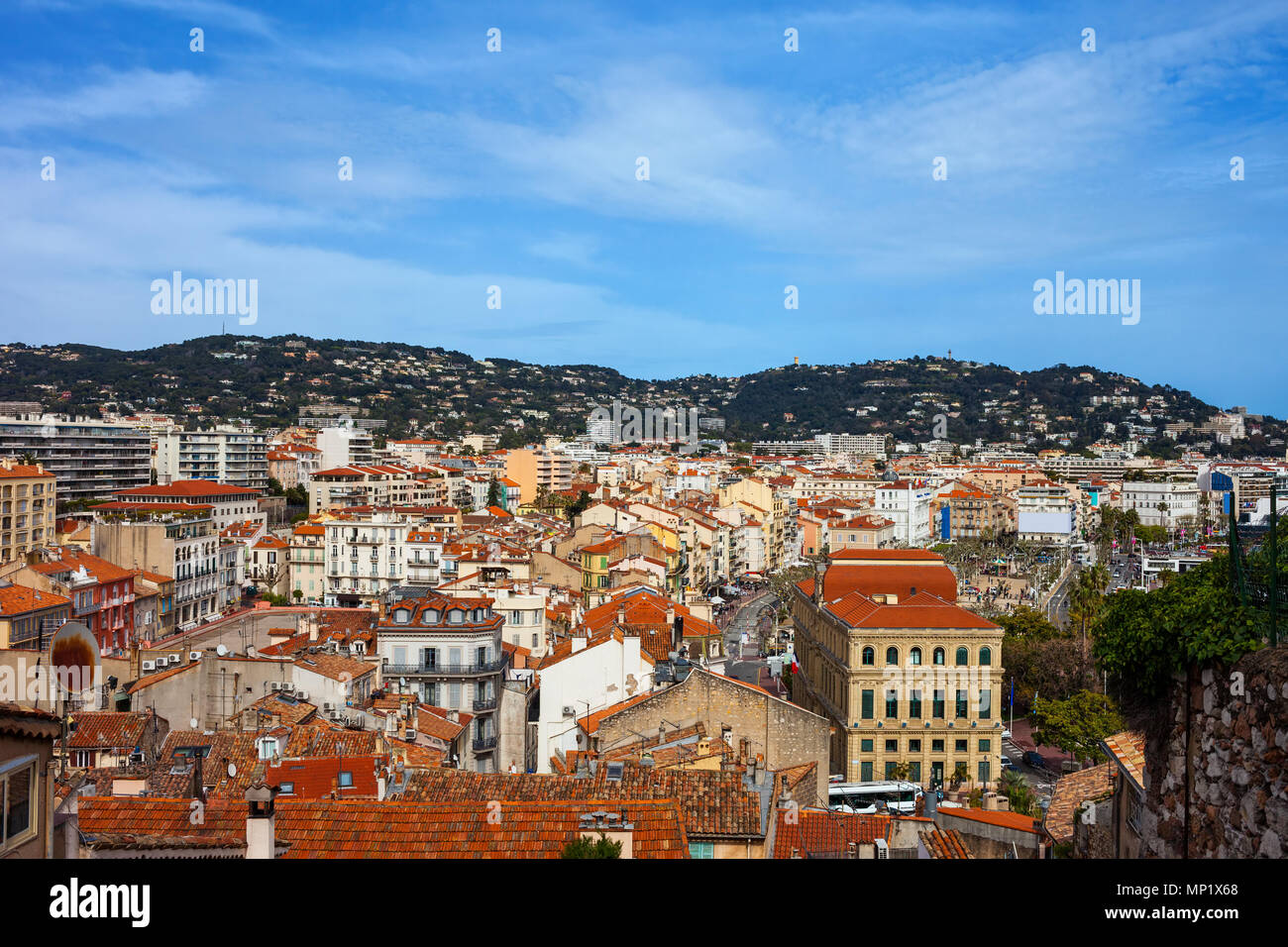 Città di Cannes cityscape in Francia, ampia vista sopra la località balneare sulla Costa Azzurra - Cote d'Azur Foto Stock