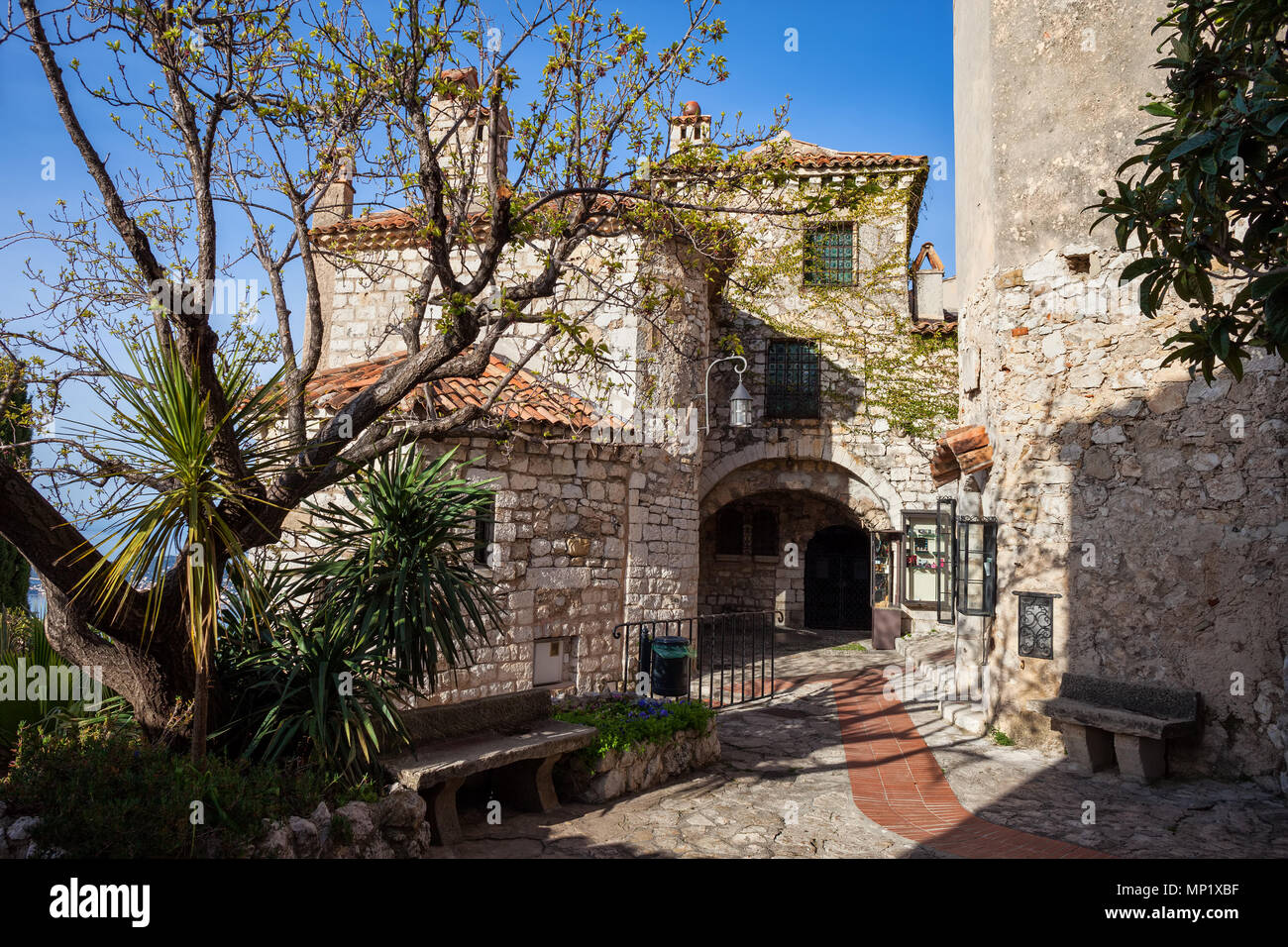 Eze village in Francia, medieval hilltop punto di riferimento sulla Costa Azzurra Foto Stock