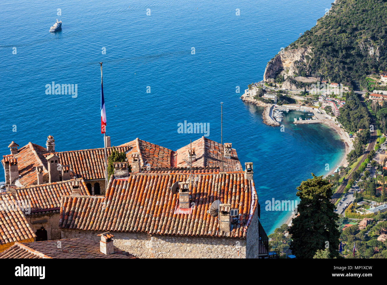 Vista al di sopra del villaggio di Eze sulla Riviera francese - Cote d'Azur al Mare Mediterraneo in Francia Foto Stock