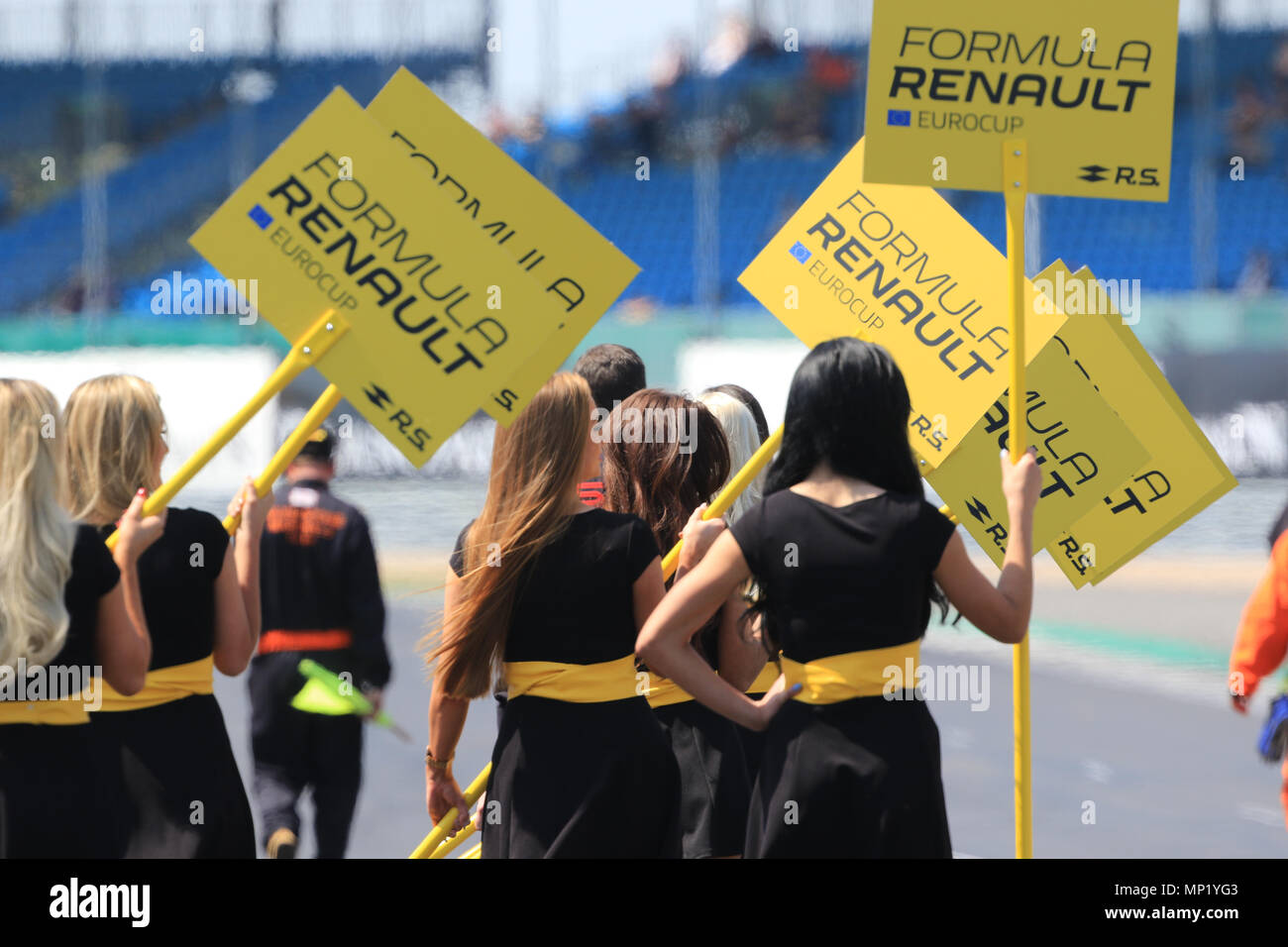 Silverstone, Regno Unito. Il 20 maggio 2018. Griglia ragazze fanno il loro modo per lo start di gara 2 per la Formula Renault Eurocup 2.0 Credito: Parentesi Raval/Alamy Live News Foto Stock