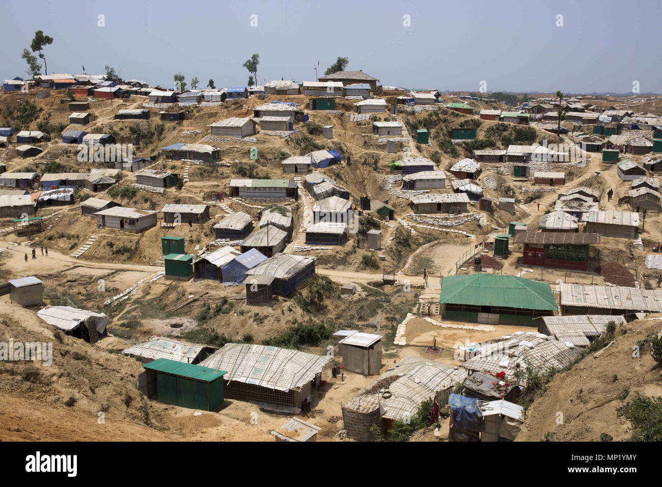 Aprile 28, 2018 - Cox's Bazar, Bangladesh - Cox's Bazar, BANGLADESH - 18 maggio : rifugiati Rohingya conduce la vita all'interno di un campo di rifugiati in Cox bazar, Bangladesh il 18 Maggio 2018.In i Rohingya nei campi profughi del sud del Bangladesh, dove fragile bambù la proliferazione dei rifugi attraverso i ripidi pendii e soggetta a rischio di alluvione valli, vi è stato un disperato tentativo di rendere pronto per il prossimo ciclone e la stagione dei monsoni. Ma la quasi 900.000 profughi qui rimangono molto vulnerabili. Credito: Zakir Hossain Chowdhury/ZUMA filo/Alamy Live News Foto Stock