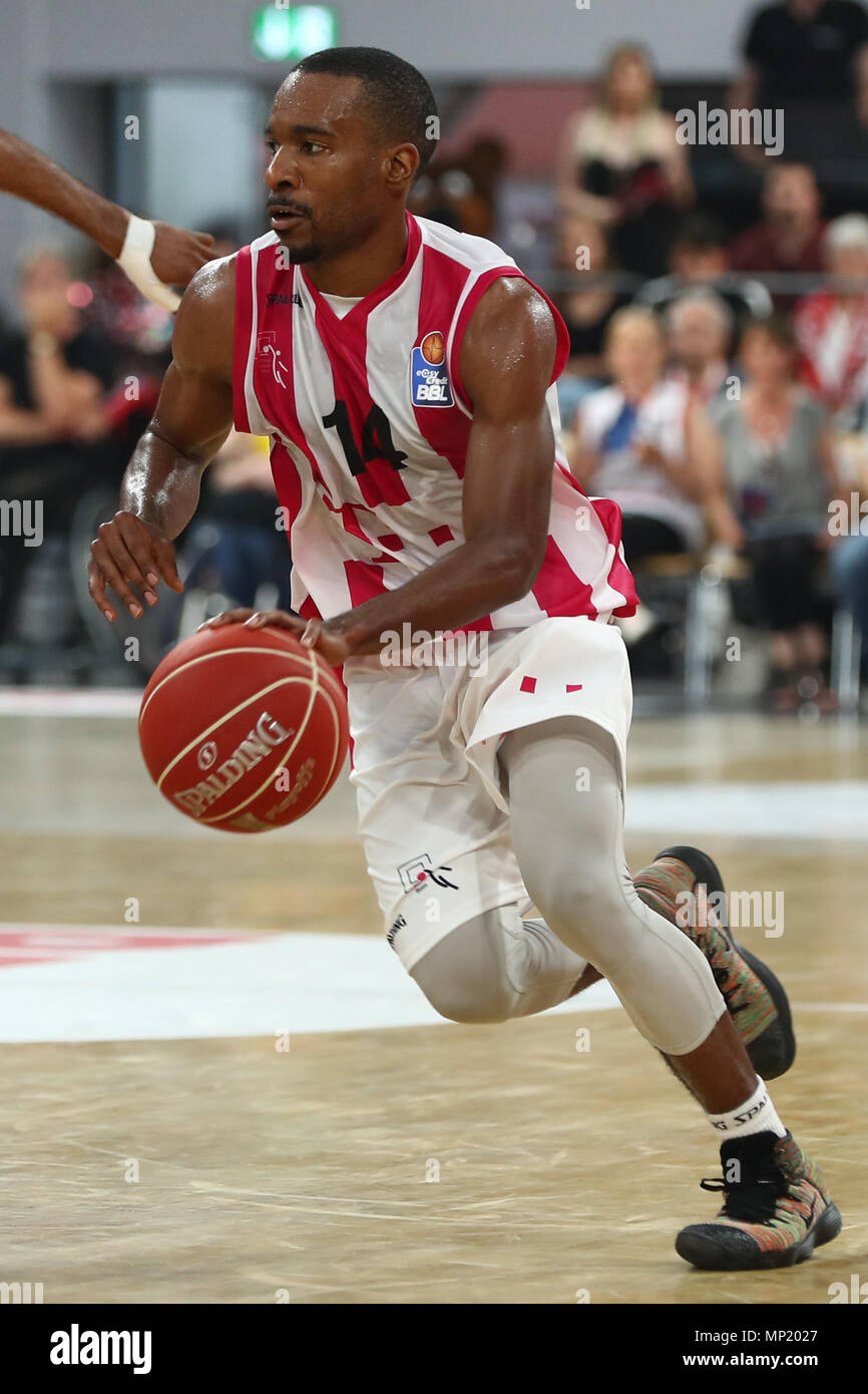 12 maggio 2018, Germania Bamberg: Basket, Bundesliga, Brose Bamberg vs Telekom ceste di Bonn, round del campionato, quarti di finale. Bonn Josh Mayo in azione. Foto: Daniel Karmann/dpa Foto Stock