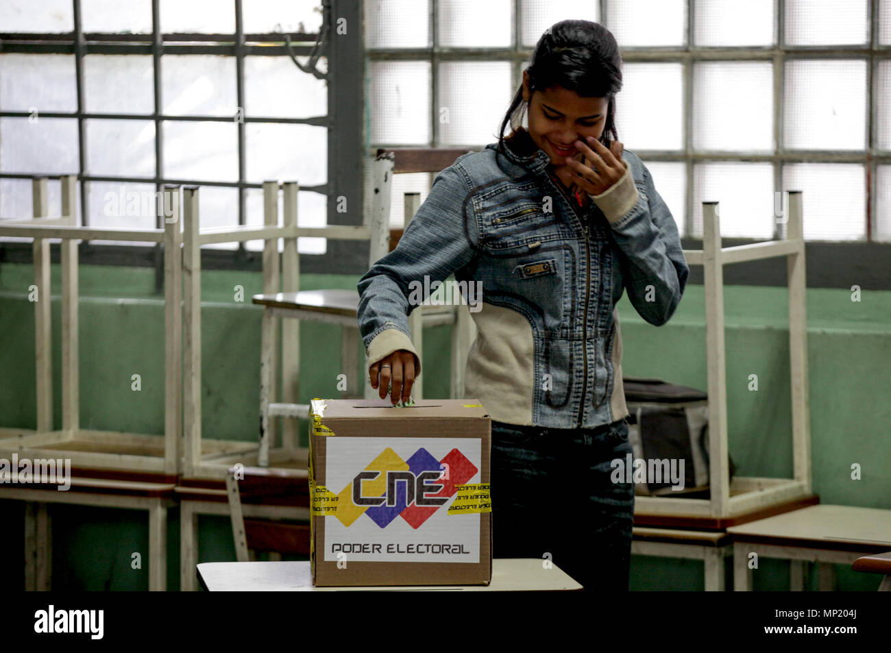 Caracas, Venezuela. Il 20 maggio 2018. Una donna getta la sua votazione in corrispondenza di una stazione di voto durante le elezioni presidenziali in Caracas, Venezuela, il 20 maggio 2018 Credit: Boris Vergara/Xinhua/Alamy Live News Foto Stock