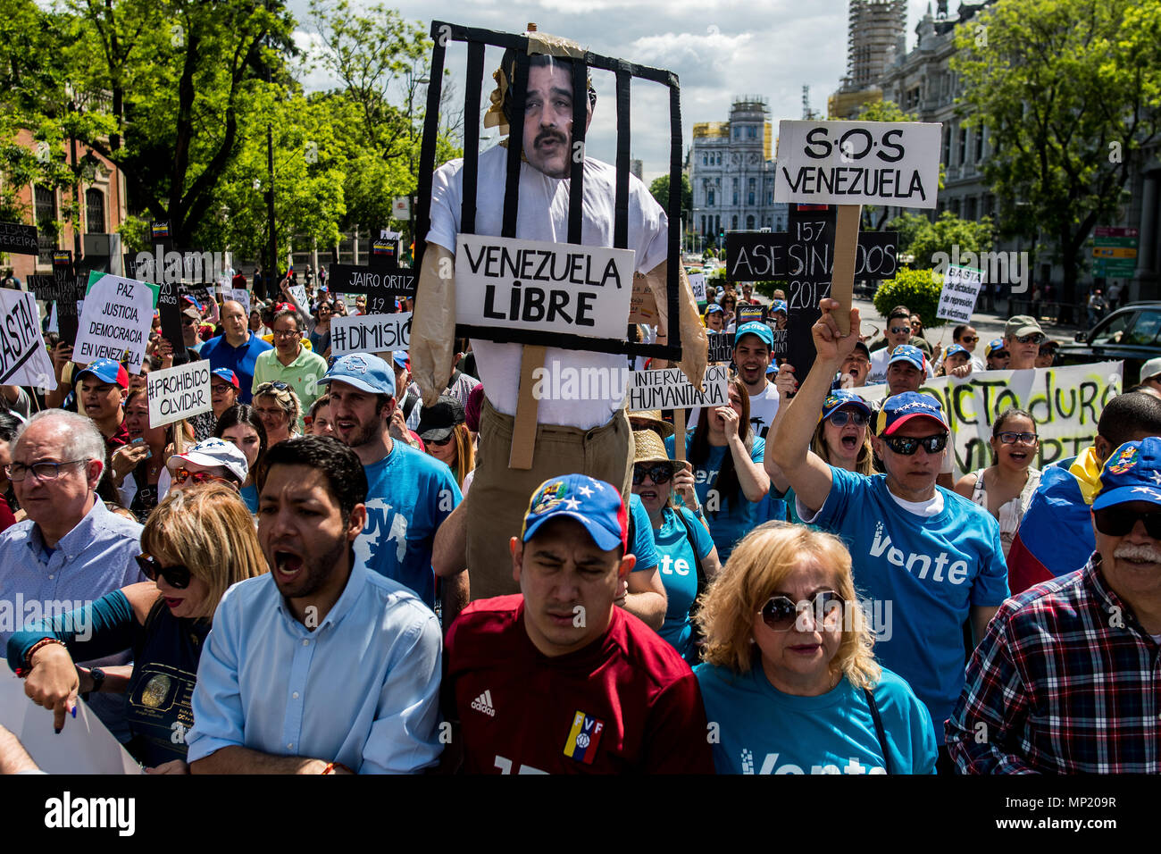 Madrid, Spagna. Il 20 maggio 2018. I venezuelani che protestavano contro Nicolas Maduro come le elezioni presidenziali hanno luogo nel loro paese. A Madrid, Spagna. Credito: Marcos del Mazo/Alamy Live News Foto Stock
