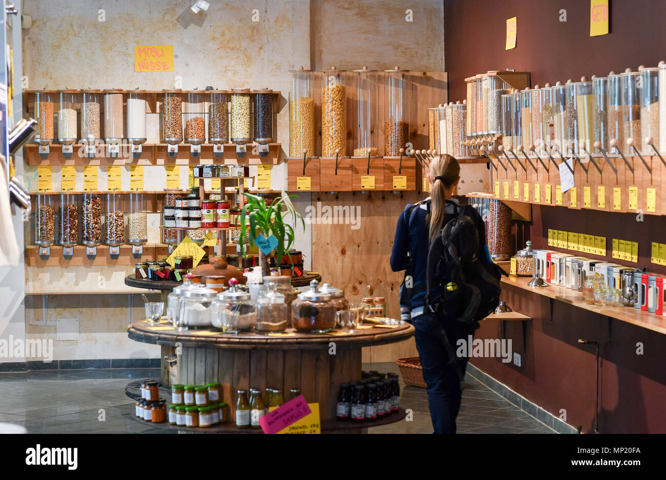 16 maggio 2018, Germania Berlino: i rifiuti zero shop 'Der Sache wegen - einfach richtig einkaufen' (lit. Per la causa - semplicemente shop a destra) al Lychener Strasse nel distretto di Prenzlauber Berg. Il negozio vende prodotti alimentari e prodotti per uso domestico come detergenti e saponi. I prodotti sono privi di plastica, privi di palm-olio, organico, regionale, equo, cosciente e senza soffrire gli animali per loro o per conformarsi con la corrente alternativa ecologica. Il cibo è di essere venduto in contenitori riutilizzabili e riempito in proprie sacche, tazze o a bocce. Tra gli altri, questo permette per lo shopping senza materia plastica. Foto: Jens Kalaene/dpa-Zentralbil Foto Stock