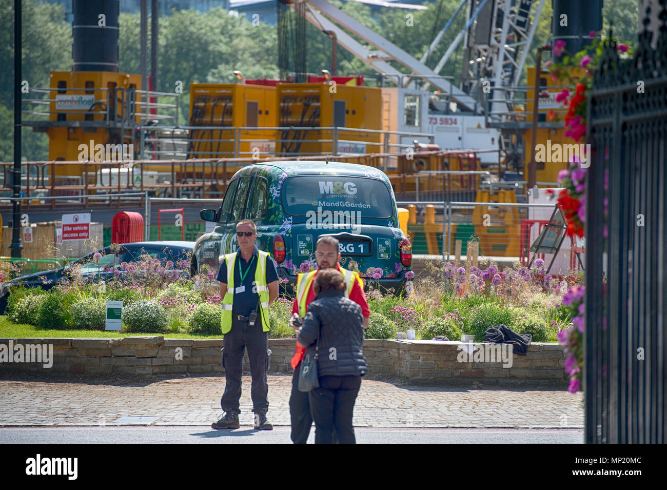 Royal Hospital Chelsea, Londra, Regno Unito. 20 Maggio, 2018. Preparativi finali per composizioni floreali e mostrano giardini nel sole caldo di un giorno prima del 2018 RHS Chelsea Flower Show si apre per i media di tutto il mondo e due giorni prima dell'evento pubblico il 22 maggio. Sponsor M&G Investments taxi presso la principale mostra ingresso. Credito: Malcolm Park/Alamy Live News. Foto Stock