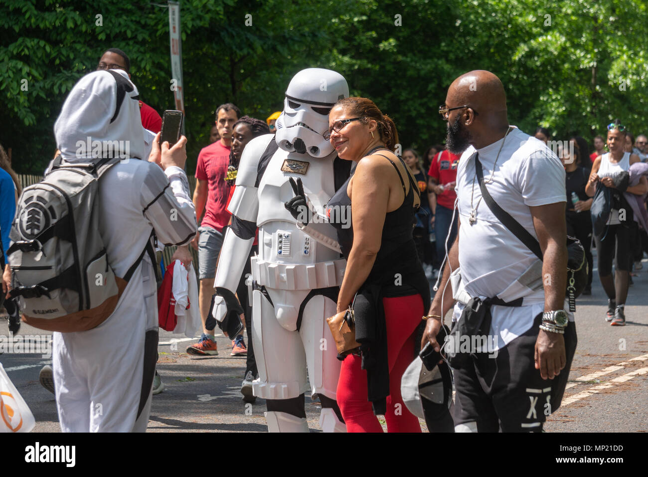 New York, Stati Uniti d'America. Il 20 maggio 2018. I partecipanti pongono con un uomo che indossa una Star Wars costume come essi a piedi attraverso il parco centrale durante il 2018 gli aiuti a piedi, un evento di beneficenza in cui decine di migliaia di persone a piedi o esegui per sollevare milioni di uomini gay la crisi di salute e altri tri-AIUTI DI STATO le organizzazioni di servizio per questo anno di AIDS a piedi New York. Foto di Enrique Shore Credit: Enrique Shore/Alamy Live News Foto Stock