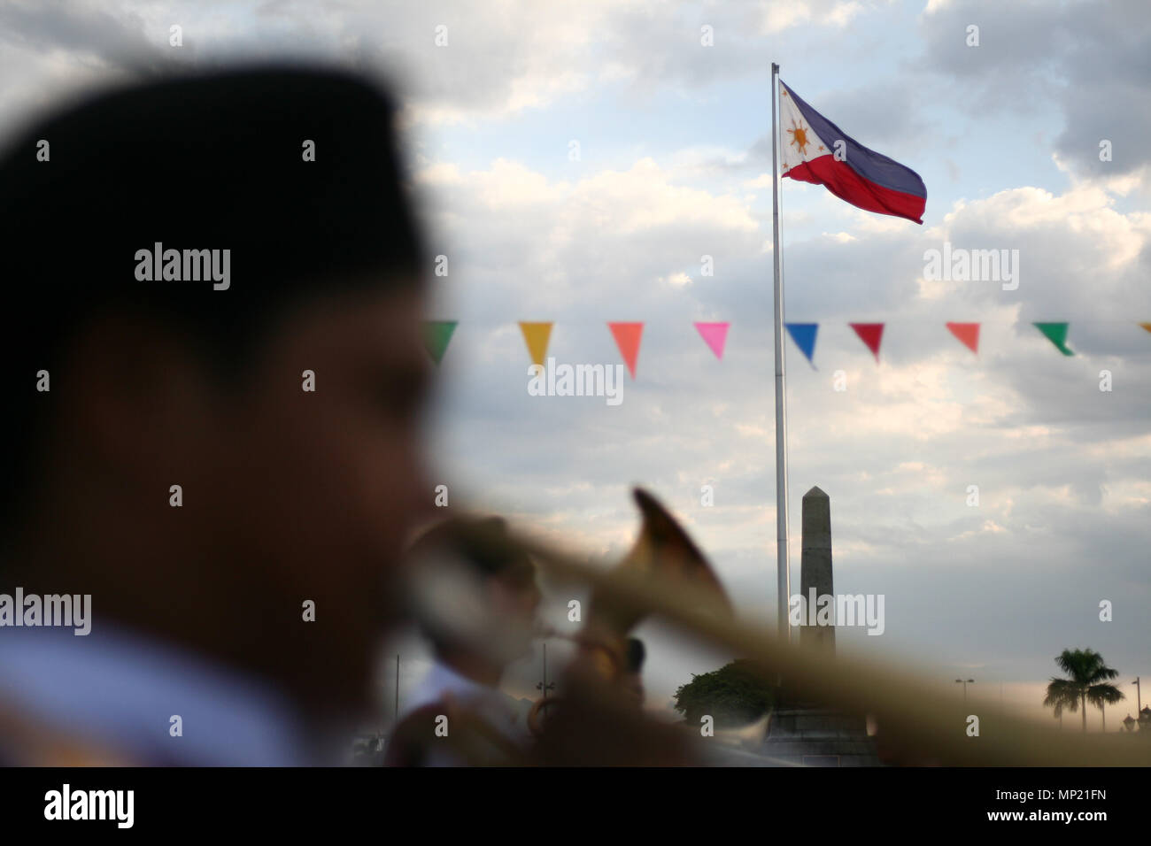 Manila, Filippine. Il 20 maggio 2018. La Bandiera delle Filippine sollevata sul Rizal Park di Manila. Il dipartimento del turismo tenutasi a Flores de Mayo festival al Rizal Park di Manila. La Fiesta themed la celebrazione è stata una vetrina di Filippino giochi e le danze eseguite intorno al parco nazionale, domenica pomeriggio. Credito: SOPA Immagini limitata/Alamy Live News Foto Stock