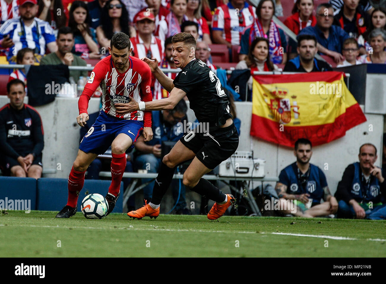 Wanda Metropolitano, Madrid, Spagna. Il 20 maggio 2018. La Liga calcio, Atletico Madrid versus Eibar; Lucas Hernandez Pi (Atletico de Madrid) combatte per il controllo di palla con Ivan Alejo (SD Eibar) Credito: Azione Sport Plus/Alamy Live News Foto Stock