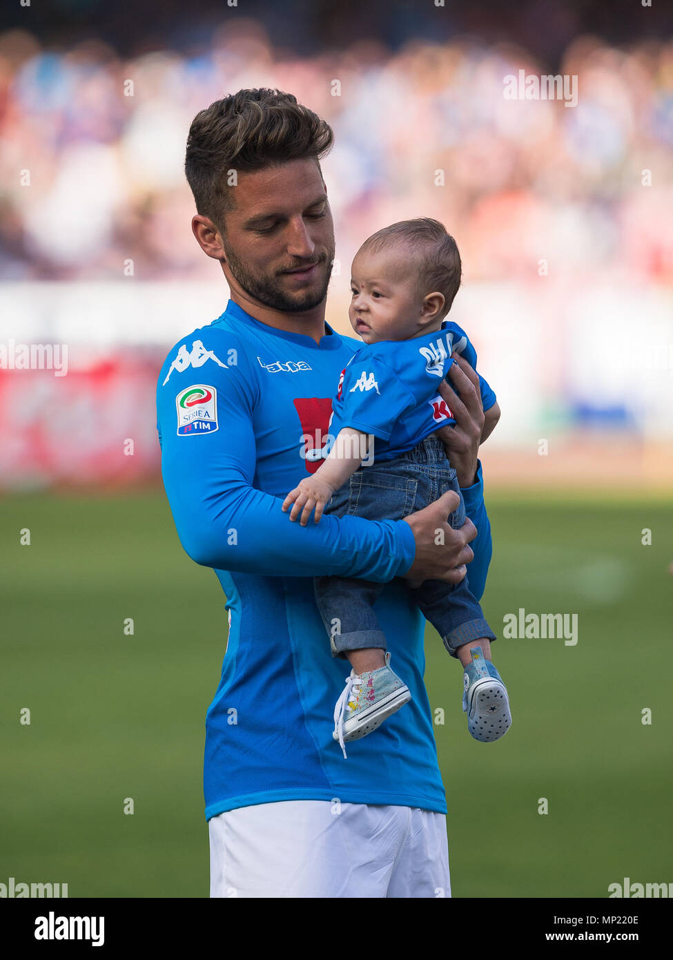 Napoli, Italia. Il 20 maggio 2018. Dries Mertens di SSC Napoli visto prima la serie di una partita di calcio tra SSC Napoli e FC Crotone presso lo Stadio San Paolo. (Punteggio finale Napoli 2-1 Crotone) Credito: SOPA Immagini limitata/Alamy Live News Foto Stock