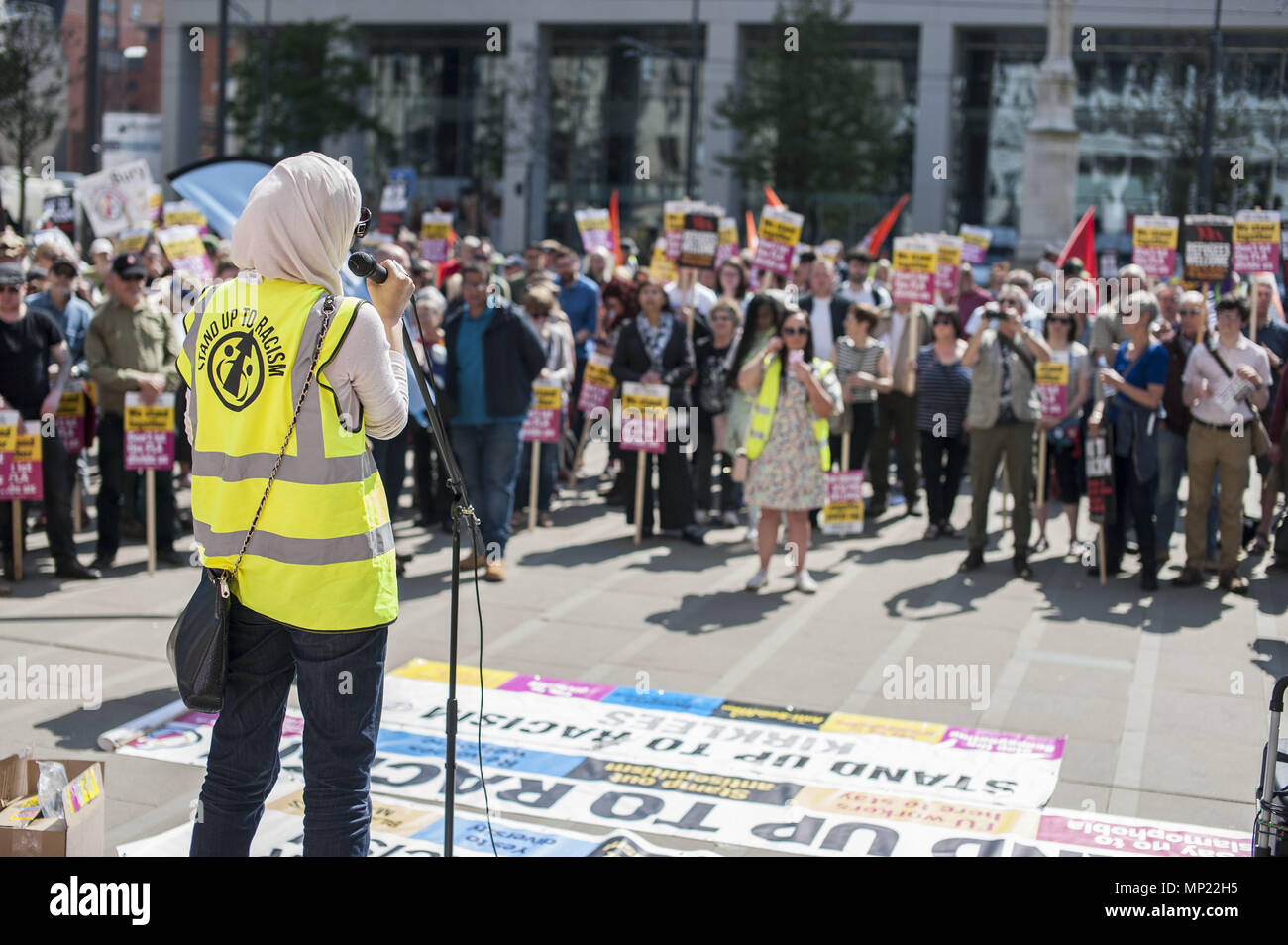 Manchester, Greater Manchester, UK. 19 Maggio, 2018. Giorni prima dell'anniversario della bomba di Manchester Unite contro il fascismo manifestanti parlare su Piazza San Pietro, Manchester avanti della Football Lads Associazione rally nella città. Uniti contro il razzismo protesta contro la Football Lads associazione al Rally di Castlefield Arena di Manchester a quasi un anno dopo il Manchester Arena bomba. Credito: Steven velocità SOPA/images/ZUMA filo/Alamy Live News Foto Stock