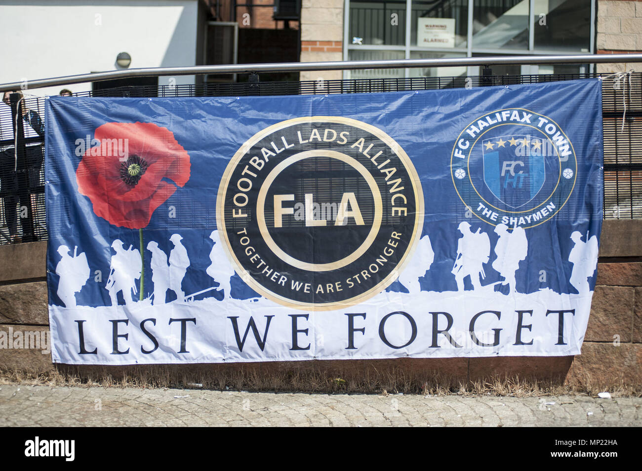 Manchester, Greater Manchester, UK. 19 Maggio, 2018. Giorni prima dell'anniversario della bomba di Manchester Football Lads Associazione tenere un rally in Castlefield Arena nel centro della citta'. Uniti contro il razzismo protesta contro la Football Lads associazione al Rally di Castlefield Arena di Manchester a quasi un anno dopo il Manchester Arena bomba. Credito: Steven velocità SOPA/images/ZUMA filo/Alamy Live News Foto Stock