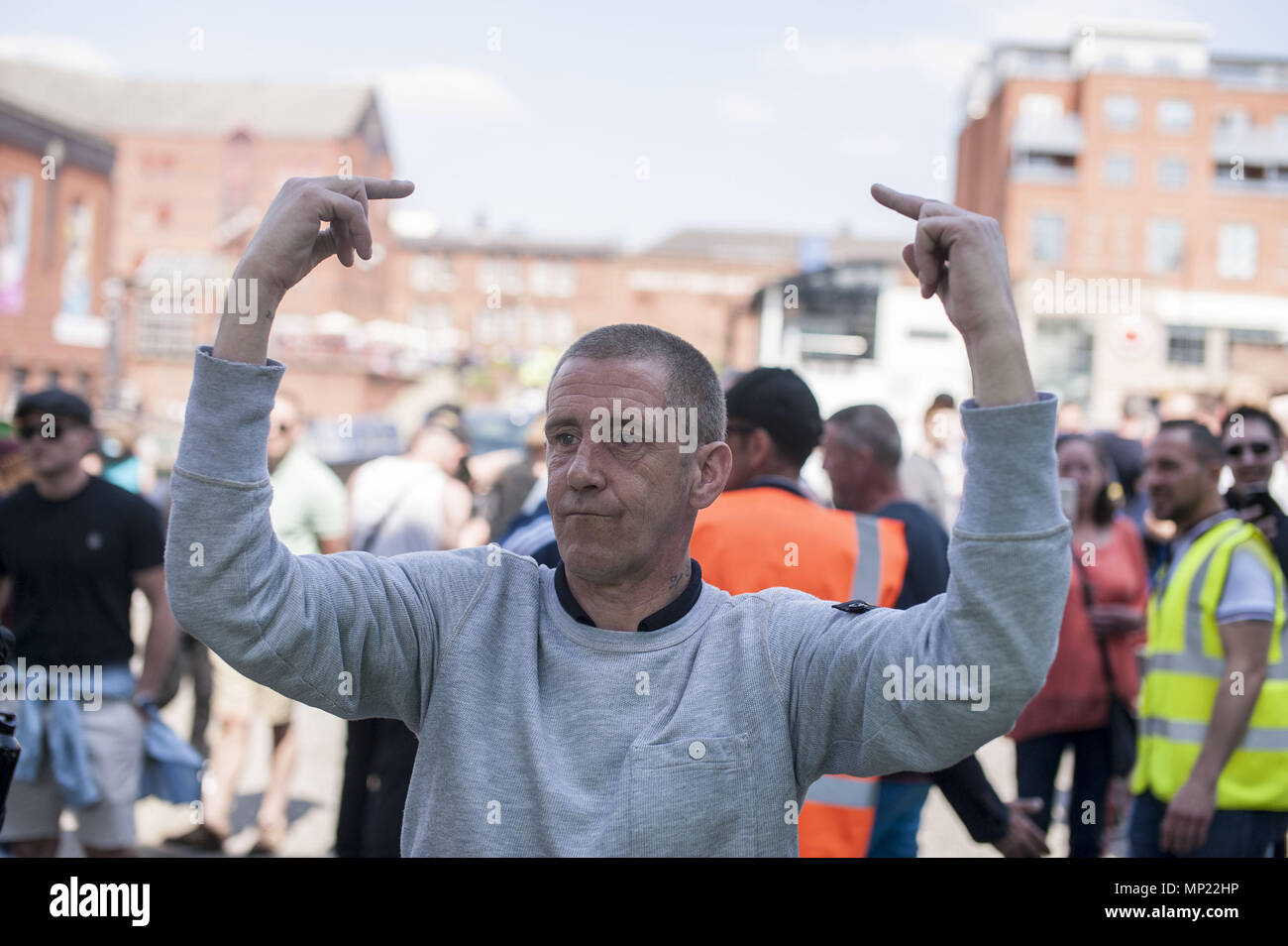 Manchester, Greater Manchester, UK. 19 Maggio, 2018. Un membro della Football Lads Association nel rally di Castlefield Arena di Manchester giorni prima dell'anniversario della bomba di Manchester. Uniti contro il razzismo protesta contro la Football Lads associazione al Rally di Castlefield Arena di Manchester a quasi un anno dopo il Manchester Arena bomba. Credito: Steven velocità SOPA/images/ZUMA filo/Alamy Live News Foto Stock