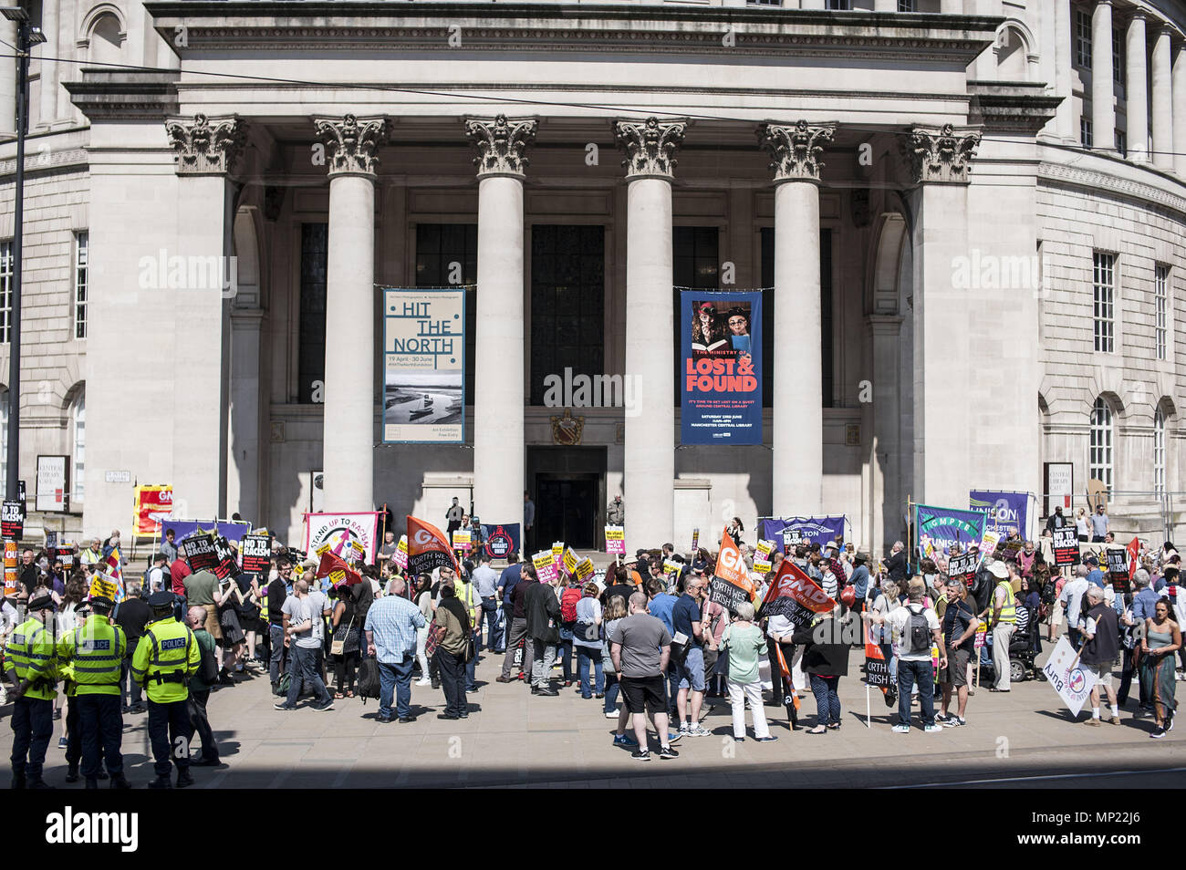 Manchester, Greater Manchester, UK. 19 Maggio, 2018. Giorni prima dell'anniversario della bomba di Manchester Unite contro il fascismo protesta di piazza San Pietro, Manchester avanti della Football Lads Associazione rally nella città. Uniti contro il razzismo protesta contro la Football Lads associazione al Rally di Castlefield Arena di Manchester a quasi un anno dopo il Manchester Arena bomba. Credito: Steven velocità SOPA/images/ZUMA filo/Alamy Live News Foto Stock