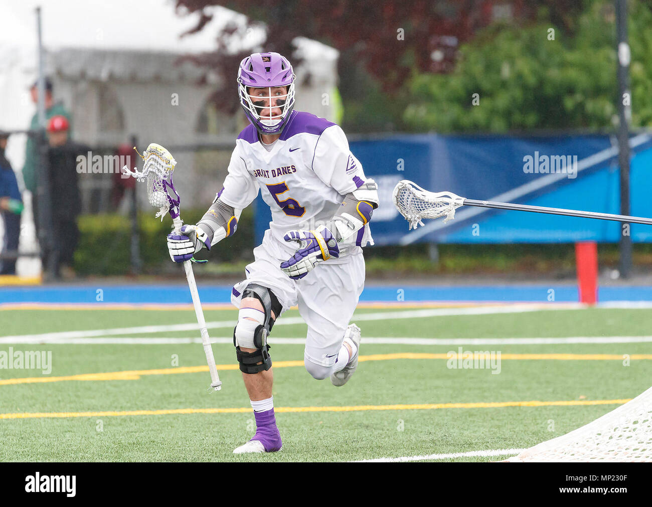 Uniondale, NY, STATI UNITI D'AMERICA. 19 Maggio, 2018. Connor campi (#5) su attacco come UAlbany maschile di Lacrosse sconfigge Denver 15-13 Maggio su 19 nel torneo del NCAA Quarti di finale. Credito: csm/Alamy Live News Foto Stock