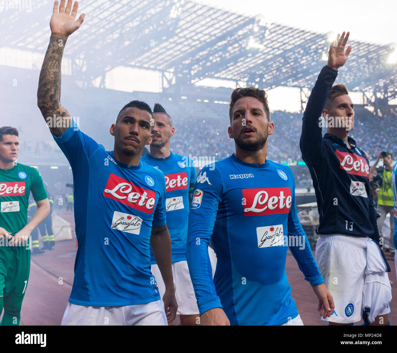 Napoli, campania, Italy. Il 20 maggio 2018. Allan (R) e Dries Mertens di SSC Napoli salutare i fan dopo il match tra SSC Napoli e FC Crotone presso lo Stadio San Paolo. Credito: Ernesto Vicinanza/SOPA Immagini/ZUMA filo/Alamy Live News Foto Stock