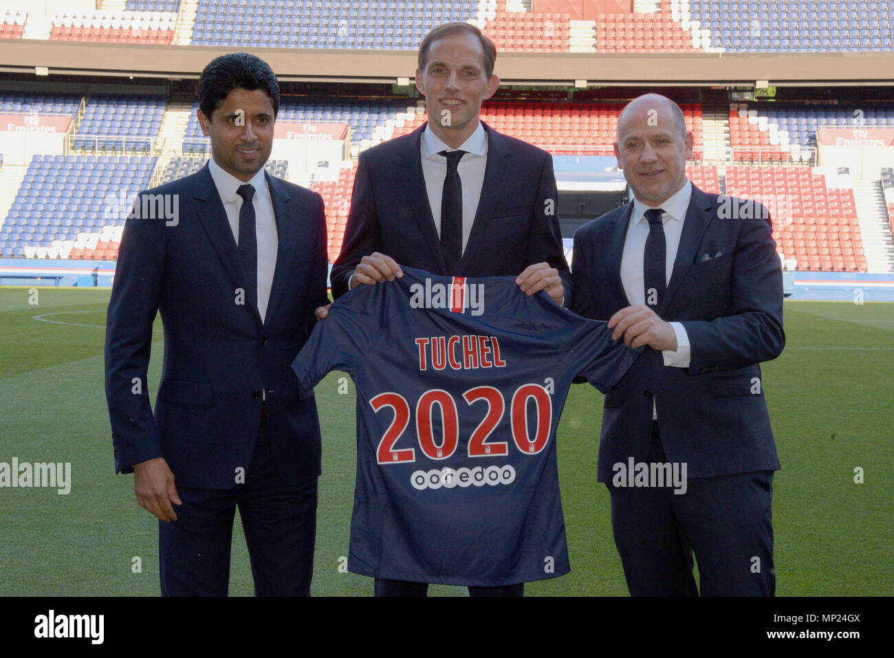 Nuovo allenatore del PSG Thomas Tuchel (M), PSG presidente Nasser Al Khelaifi (L) e Antero Henrique (R) visto durante la conferenza stampa del Paris Saint Germain presso il Parc des Princes. Foto Stock