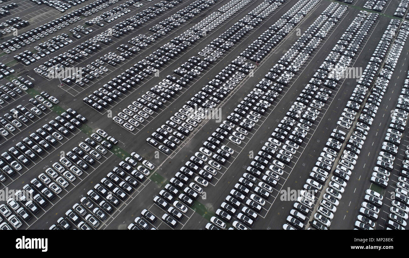 Changzh, Changzh, Cina. 19 Maggio, 2018. Changzhou, Cina del XIX Maggio 2018: la fotografia aerea di migliaia di auto in un parcheggio in Changzhou, est cinese della provincia di Jiangsu, Maggio 19th, 2018. Credito: SIPA Asia/ZUMA filo/Alamy Live News Foto Stock