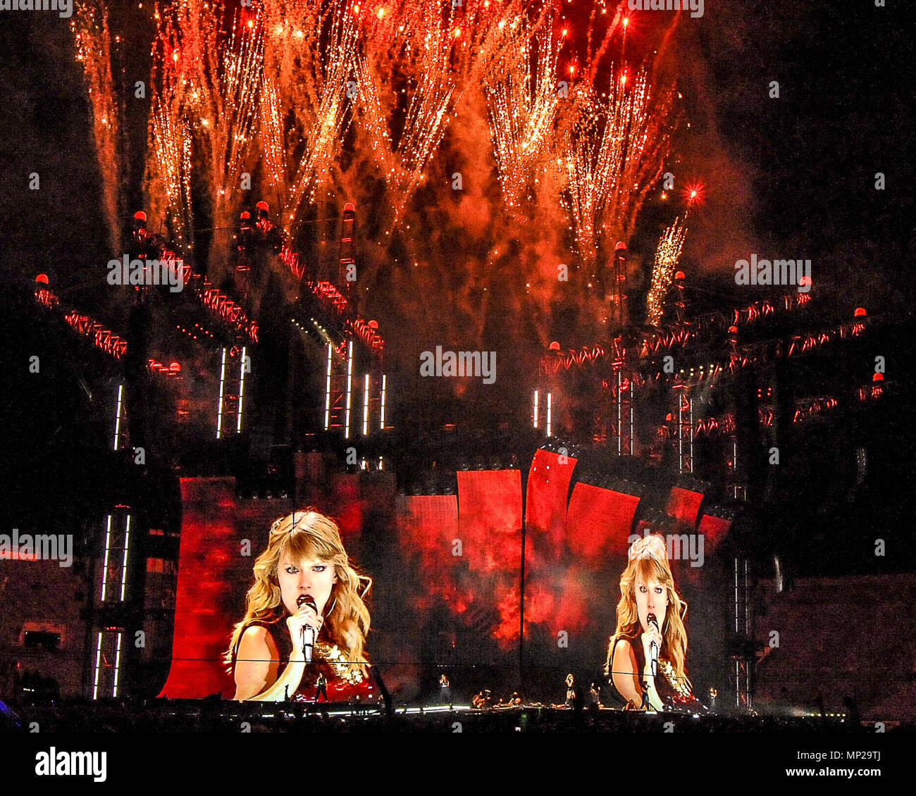 Pasadena, CA, Stati Uniti d'America. 18 Maggio, 2018. Taylor Swift si esibisce dal vivo sul palco durante la reputazione Stadium Tour presso il Rose Bowl il Venerdì, 18 maggio 2018, Pasadena, California Taylor Alison Swift è un cantante americano-cantautore. Uno dei principali registrazione contemporanea artisti, lei è noto per canzoni narrative circa la sua vita personale, che hanno ricevuto un'ampia copertura mediatica. Più BBMA 2018 vincitore. Credito: Dave Safley/ZUMA filo/Alamy Live News Foto Stock