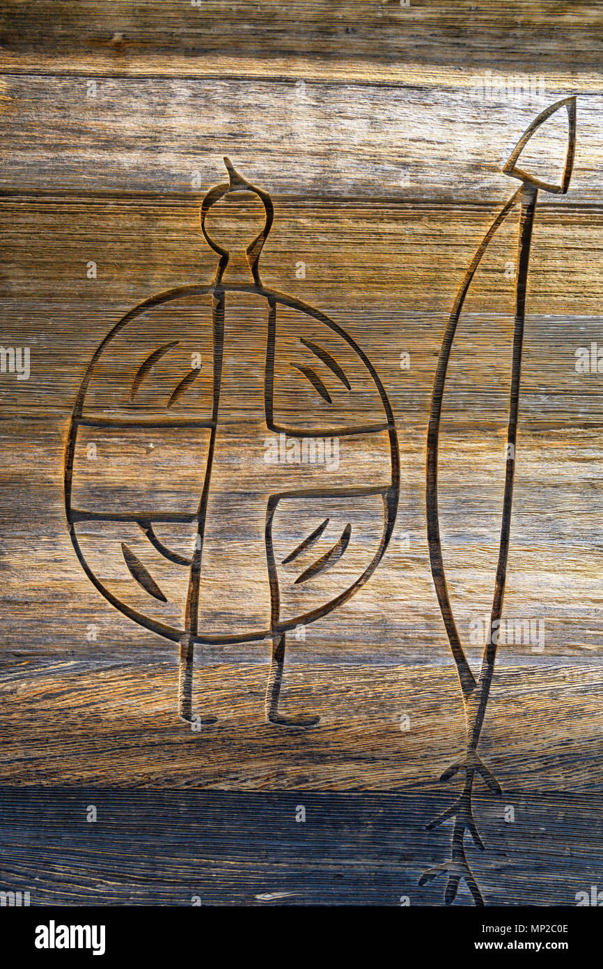 Il pittogramma nativo scolpito in legno per la scrittura su pietra Provincial Park, Centro visitatori,Alberta , Canada Foto Stock