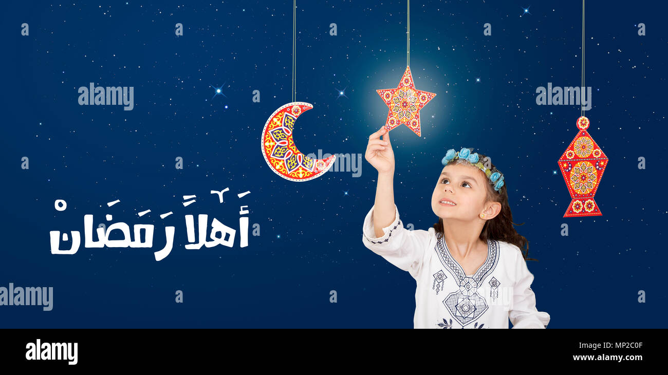 Biglietto Di Auguri Ahlan Ramadan Traduzione In Arabo Benvenuto Santo Mese Il Ramadan Happy Giovane Ragazzina Musulmana Che Celebra Il Ramadan Foto Stock Alamy